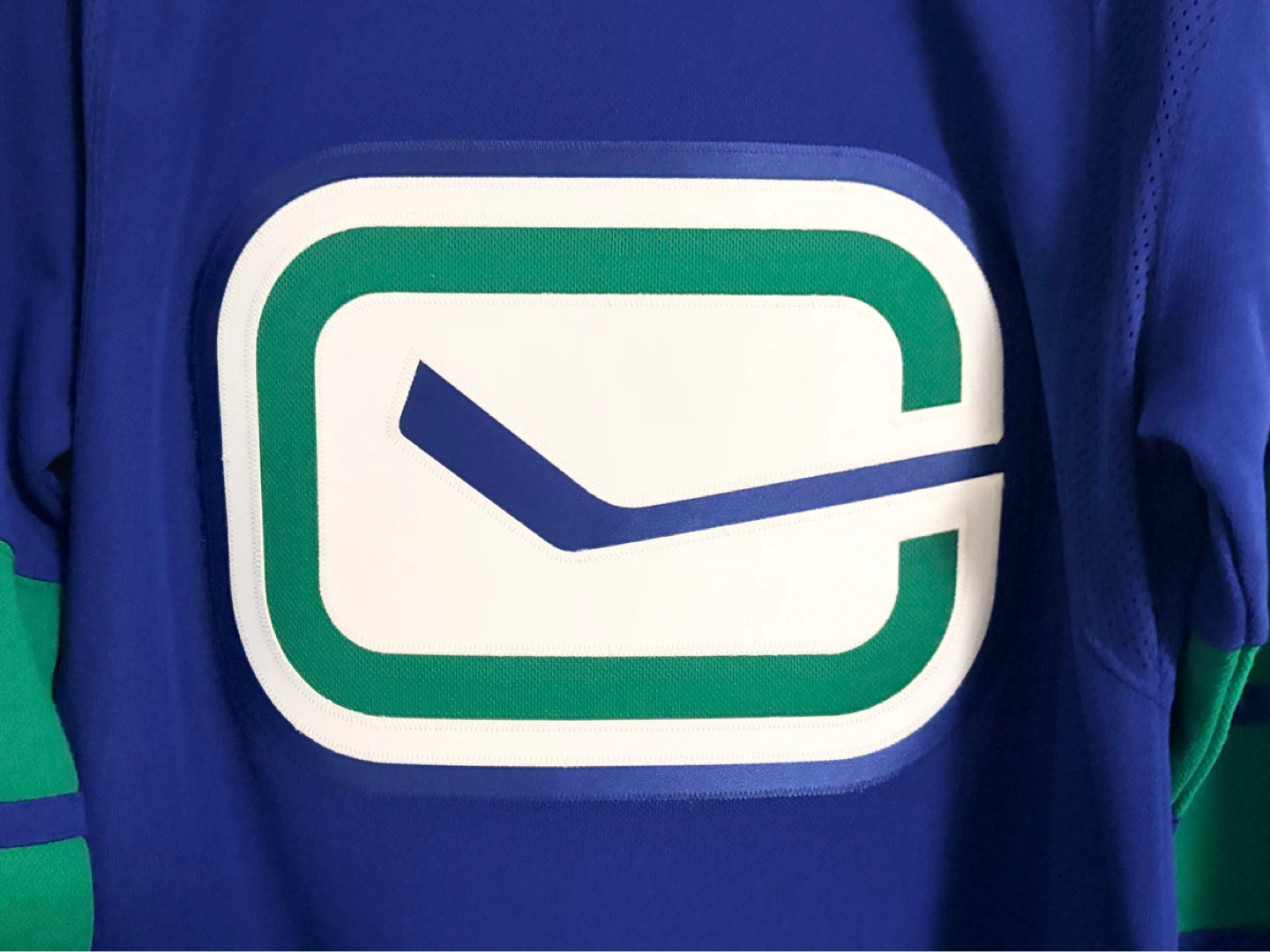 Authentic Adidas Vancouver Canucks Elias Pettersson Jersey 46 - photo 5