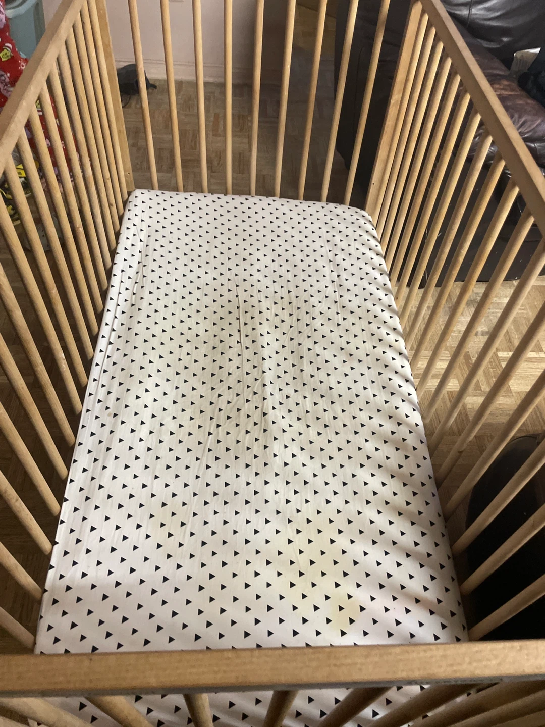 Wooden Baby Crib with Triangle Pattern Sheet