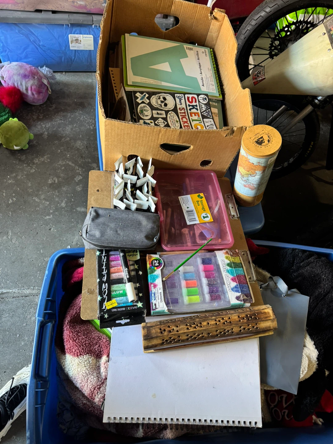 Art Supplies Lot: Glitter, Markers, Pencils, Paint Tubes - photo 5