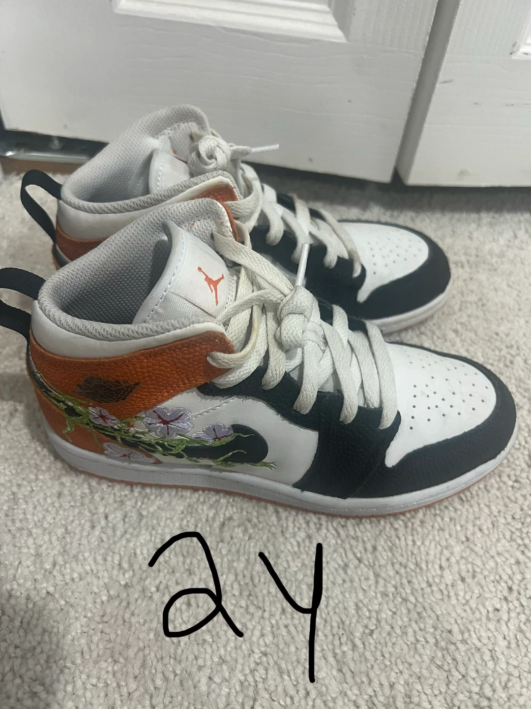 Nike Air Jordan 1 Mid SE Shoes - Size 2.5Y - photo 2
