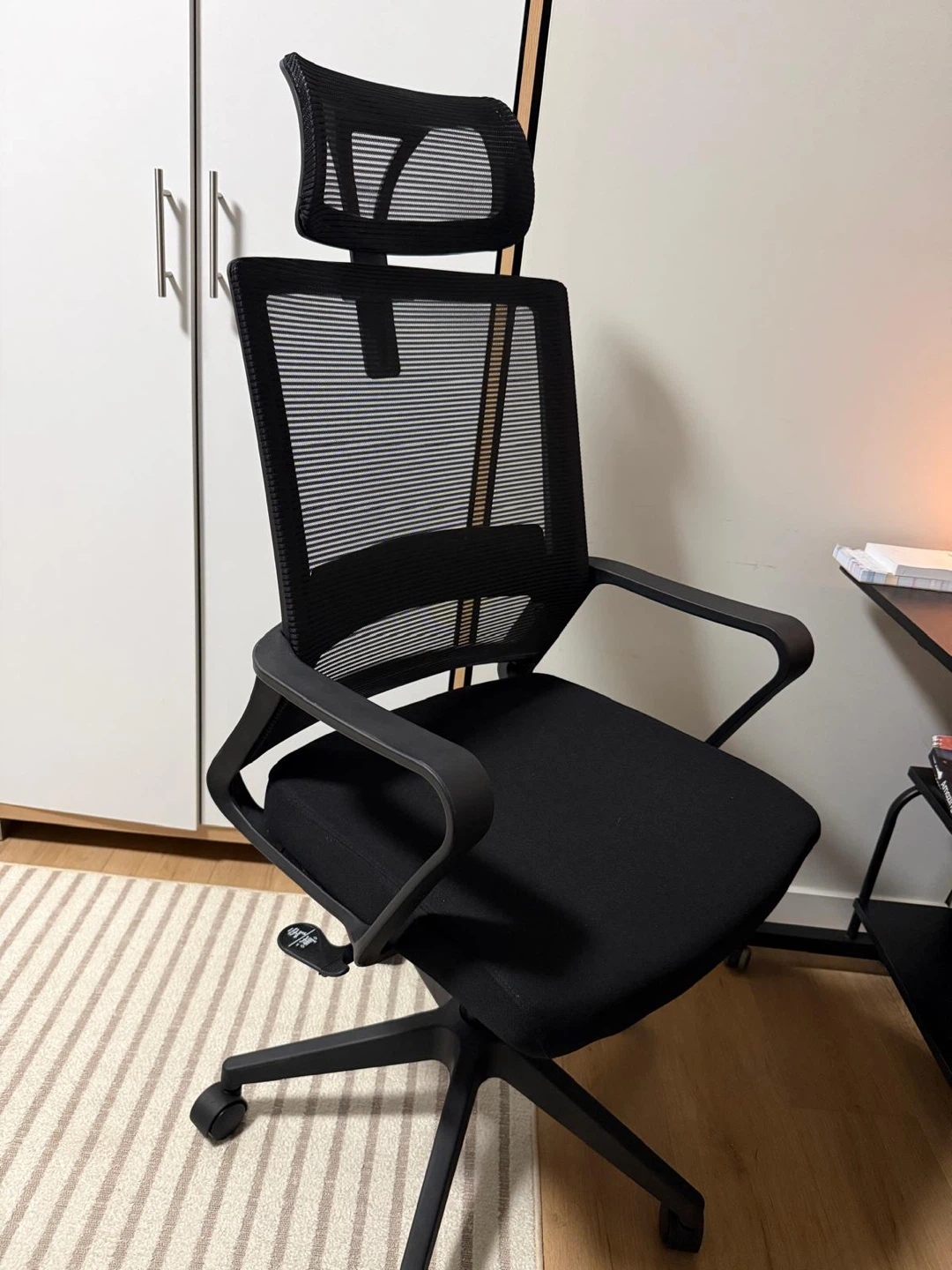 Black Mesh Office Chair with Headrest and table - photo 4