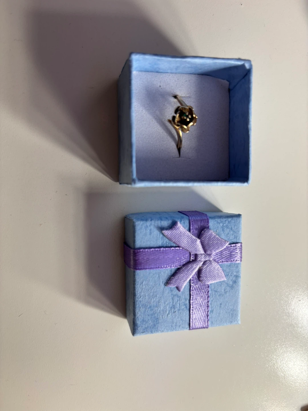 10K Gold Ring with green Flower Design