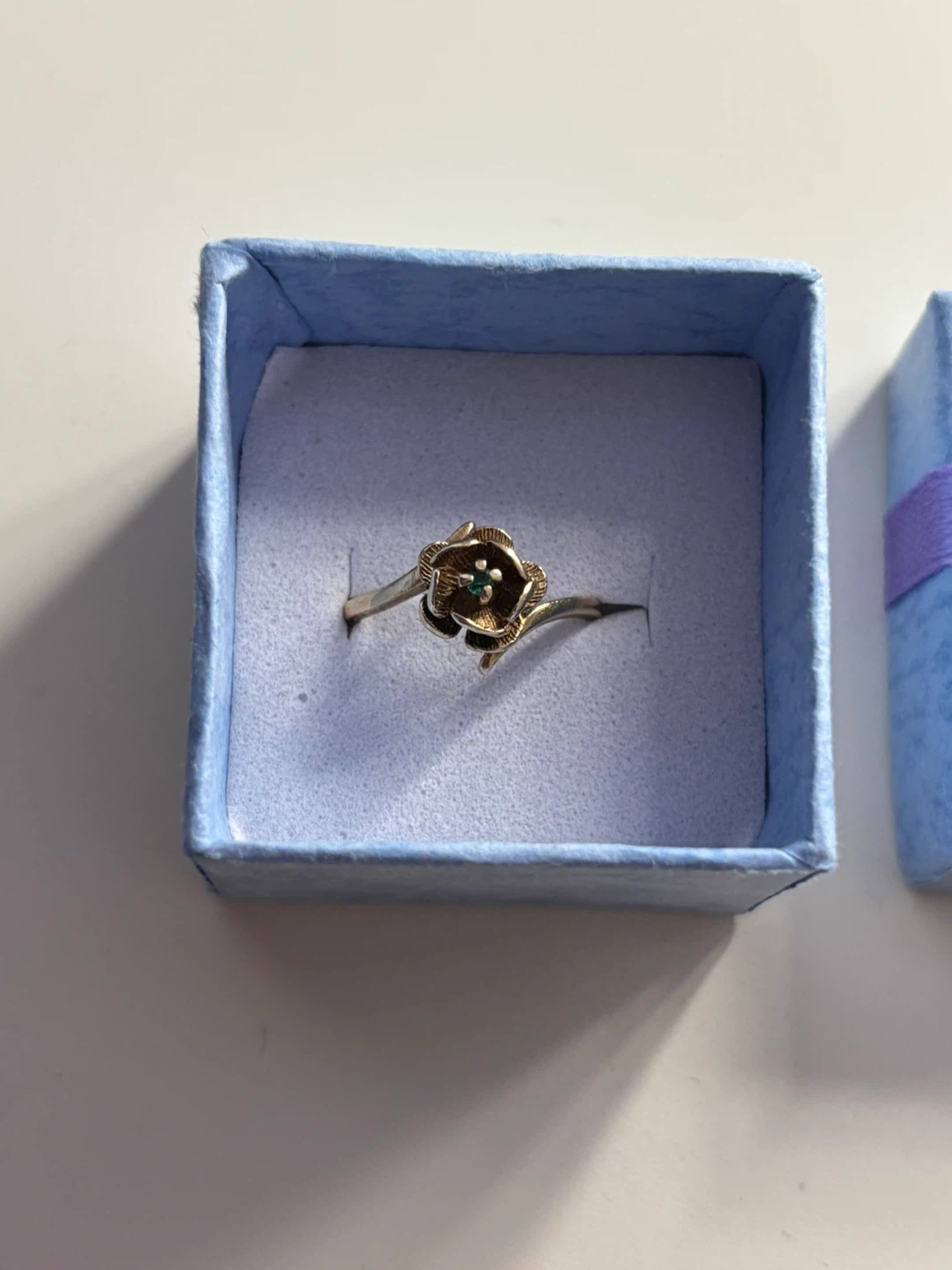 10K Gold Ring with green Flower Design - photo 2