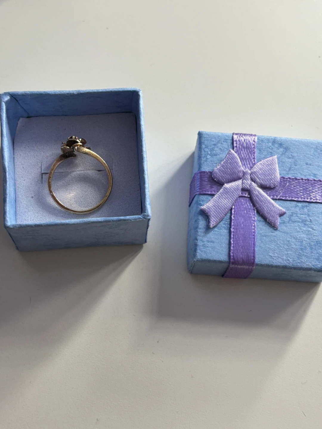 10K Gold Ring with green Flower Design - photo 4