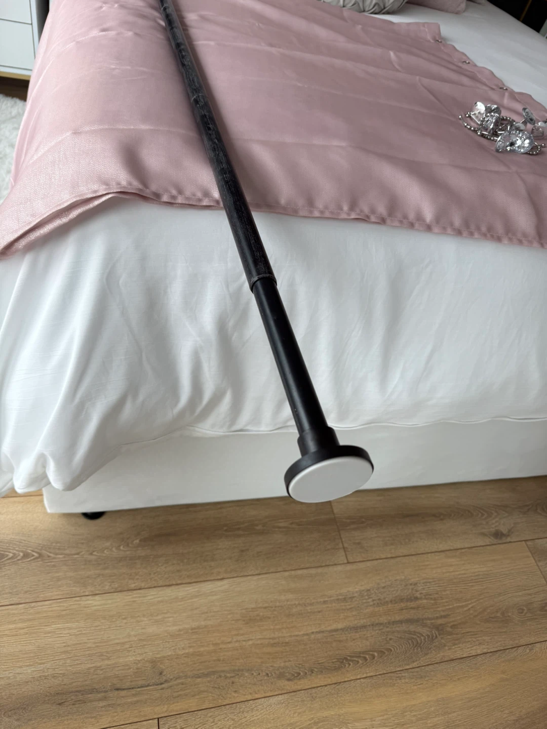 Pink shower curtain, Black shower rod and crystal shower hooks - photo 4
