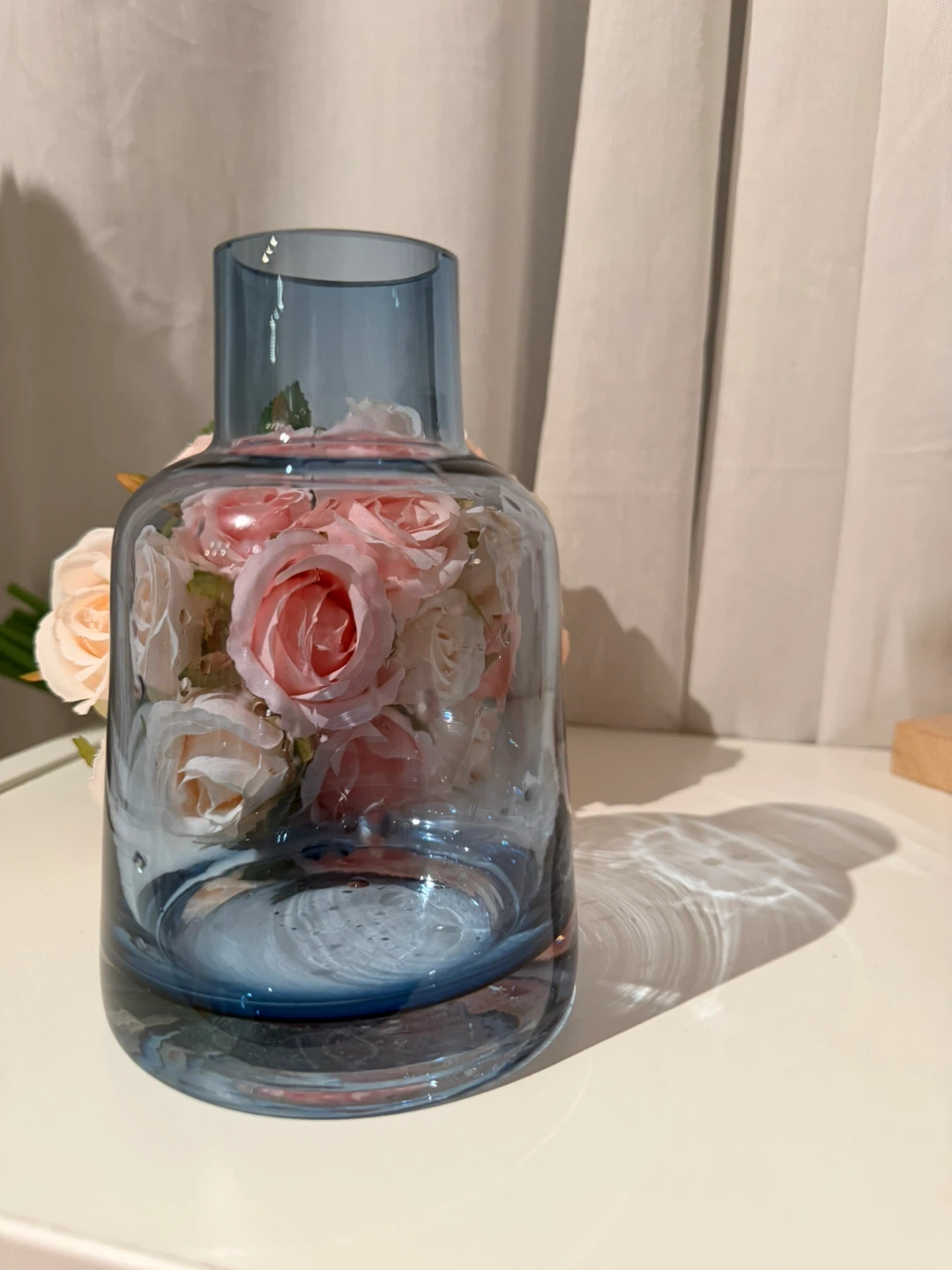 Blue glass vase with a bouquet of artificial roses - photo 2