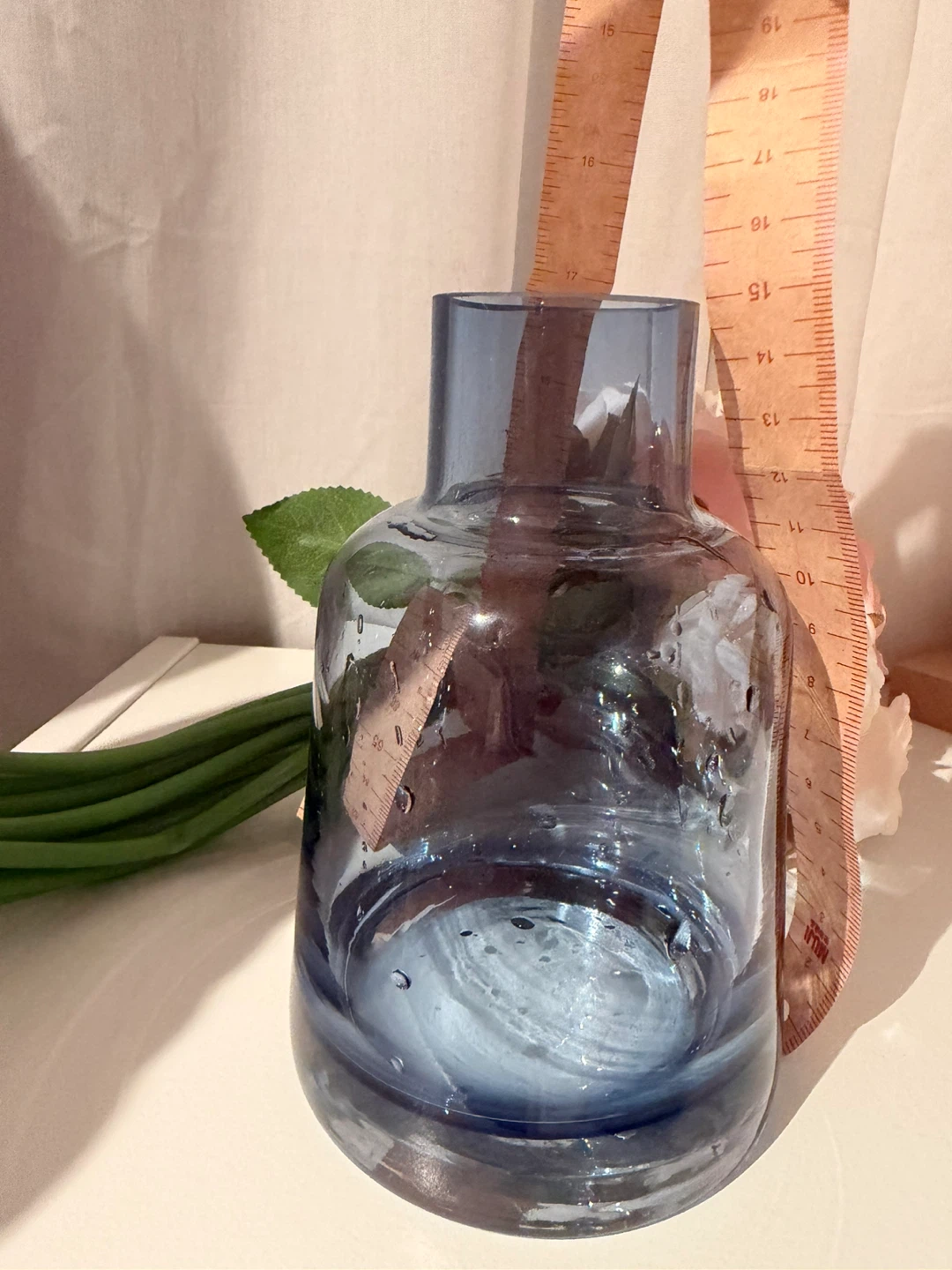 Blue glass vase with a bouquet of artificial roses - photo 4