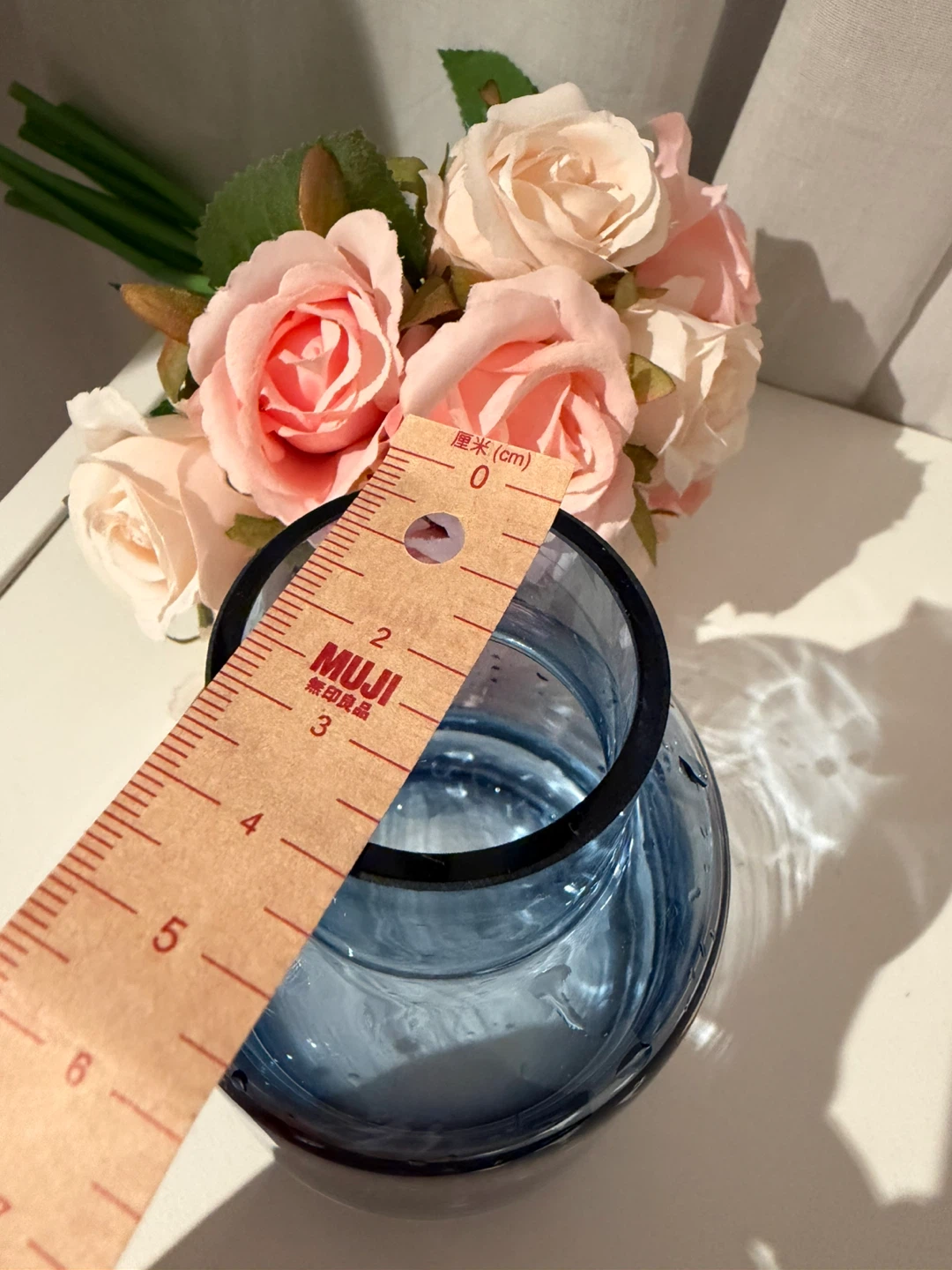 Blue glass vase with a bouquet of artificial roses - photo 3