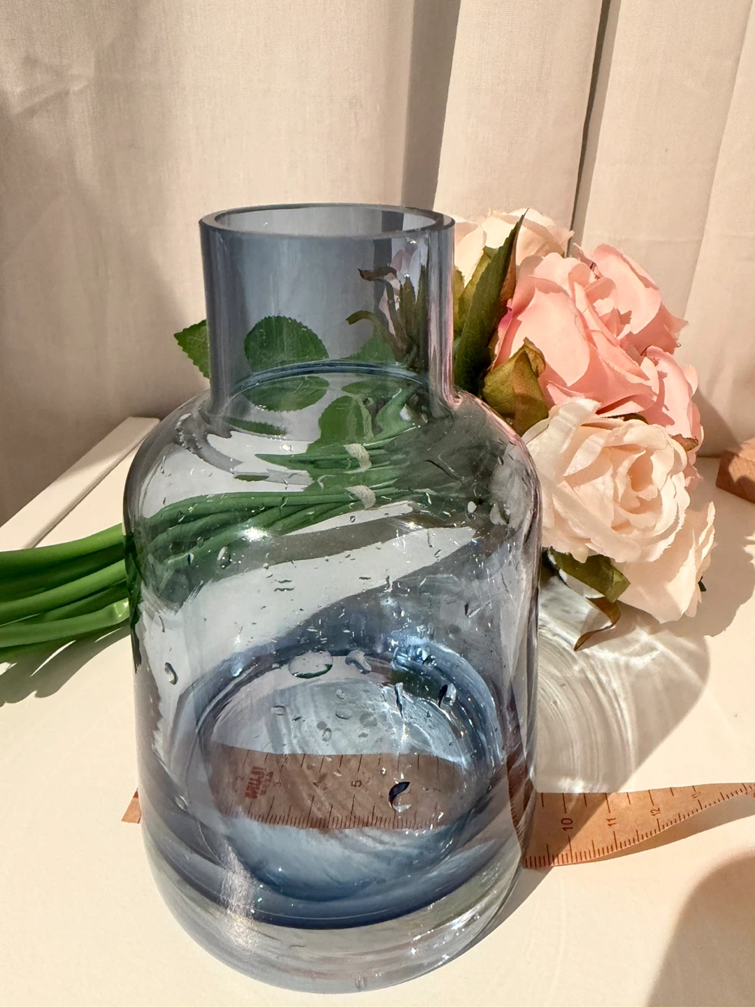 Blue glass vase with a bouquet of artificial roses - photo 5