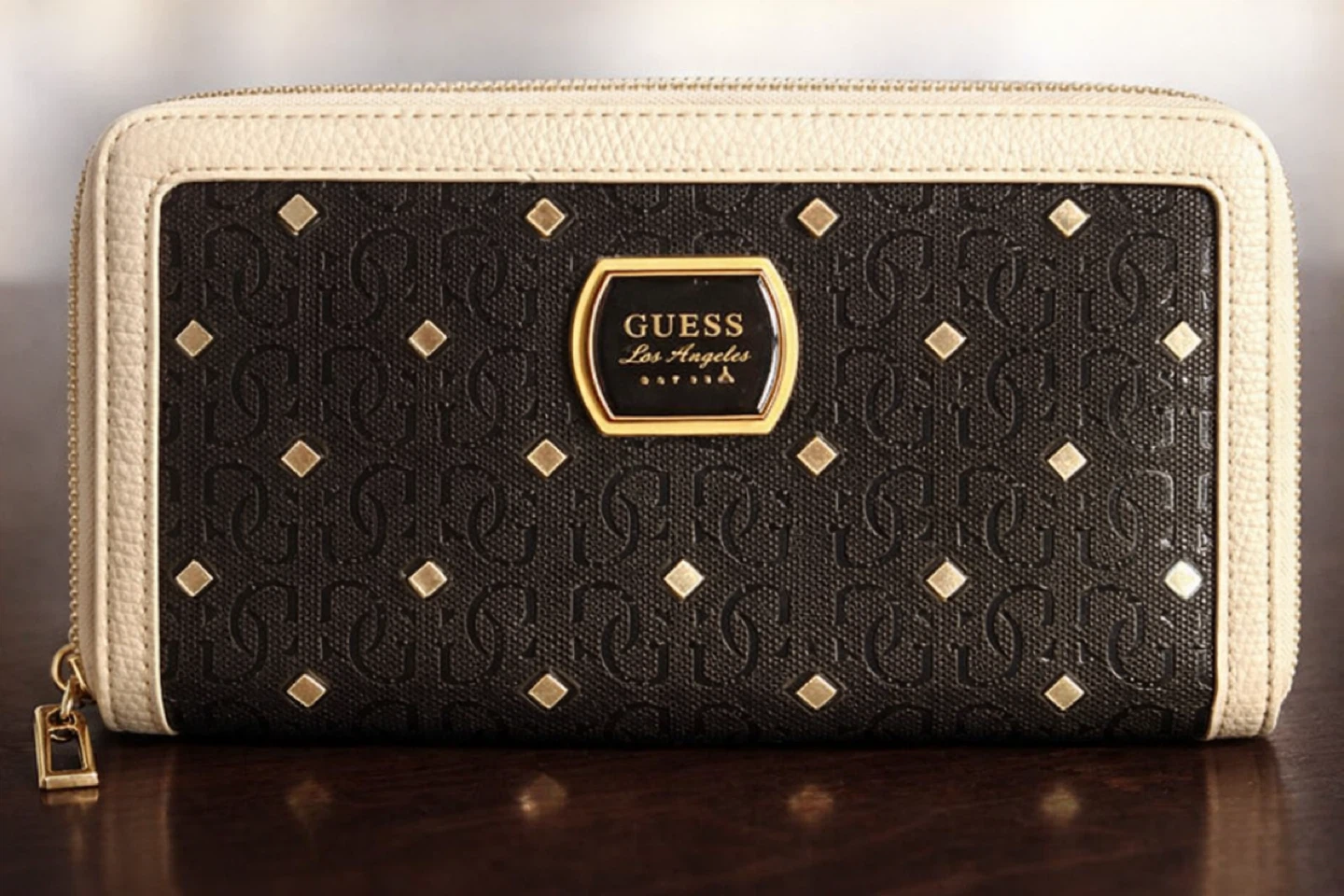GUESS Wallet – Stylish Brown & Cream Zip Around