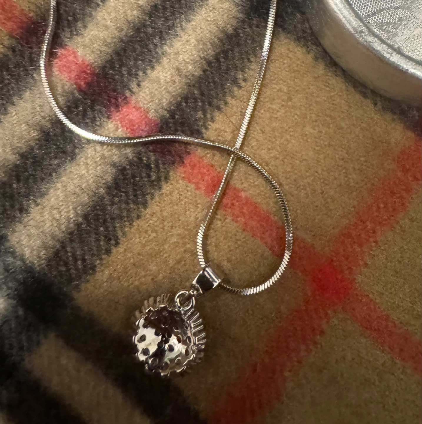 Rondelle pendant necklace with sparkly stones - photo 2