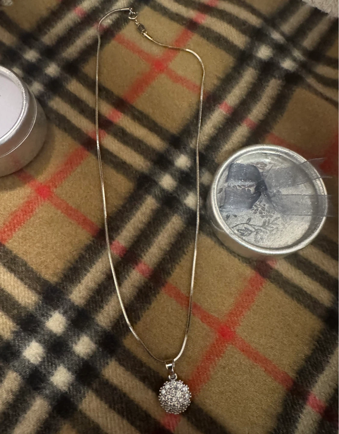 Rondelle pendant necklace with sparkly stones