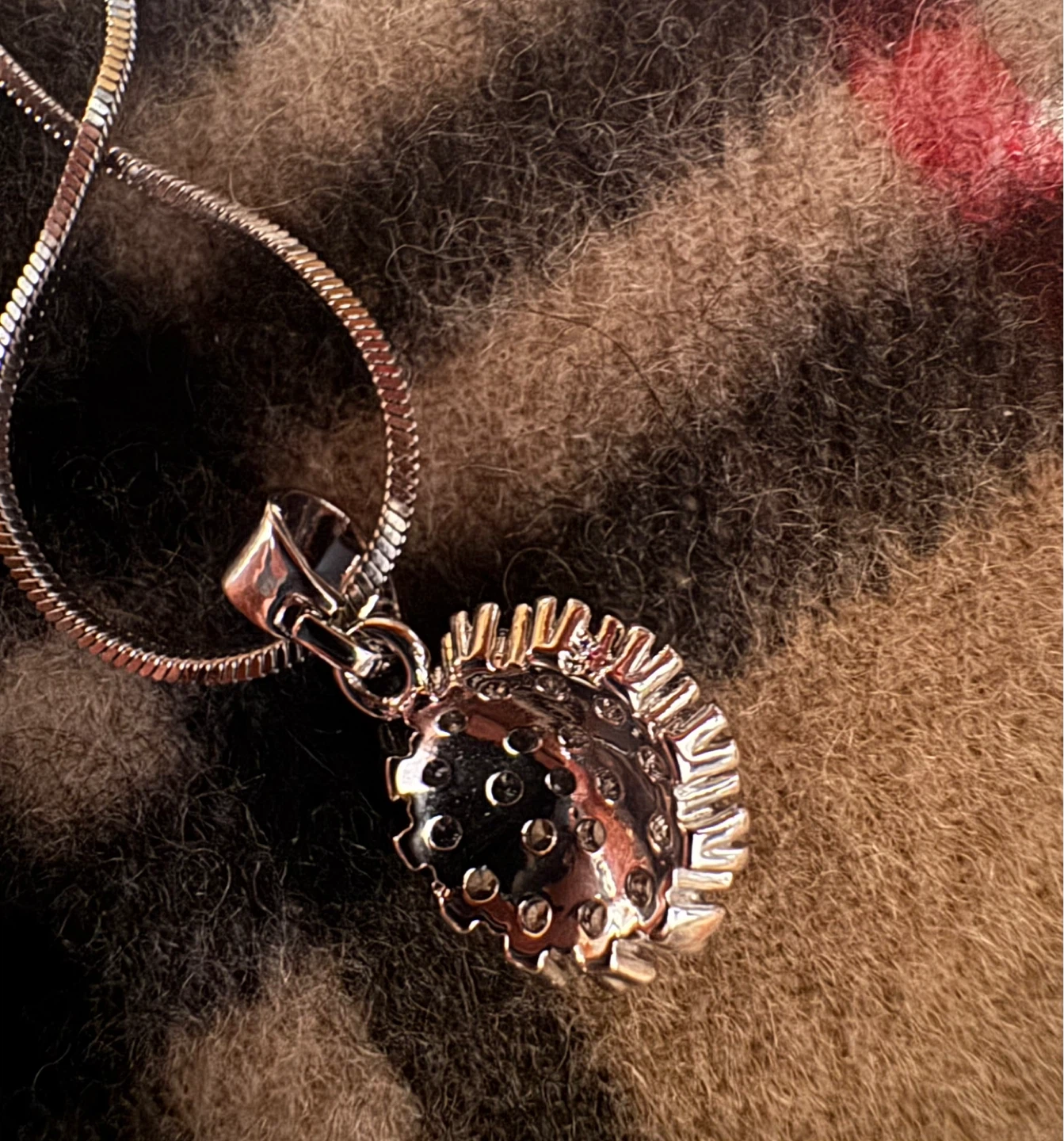 Rondelle pendant necklace with sparkly stones - photo 3