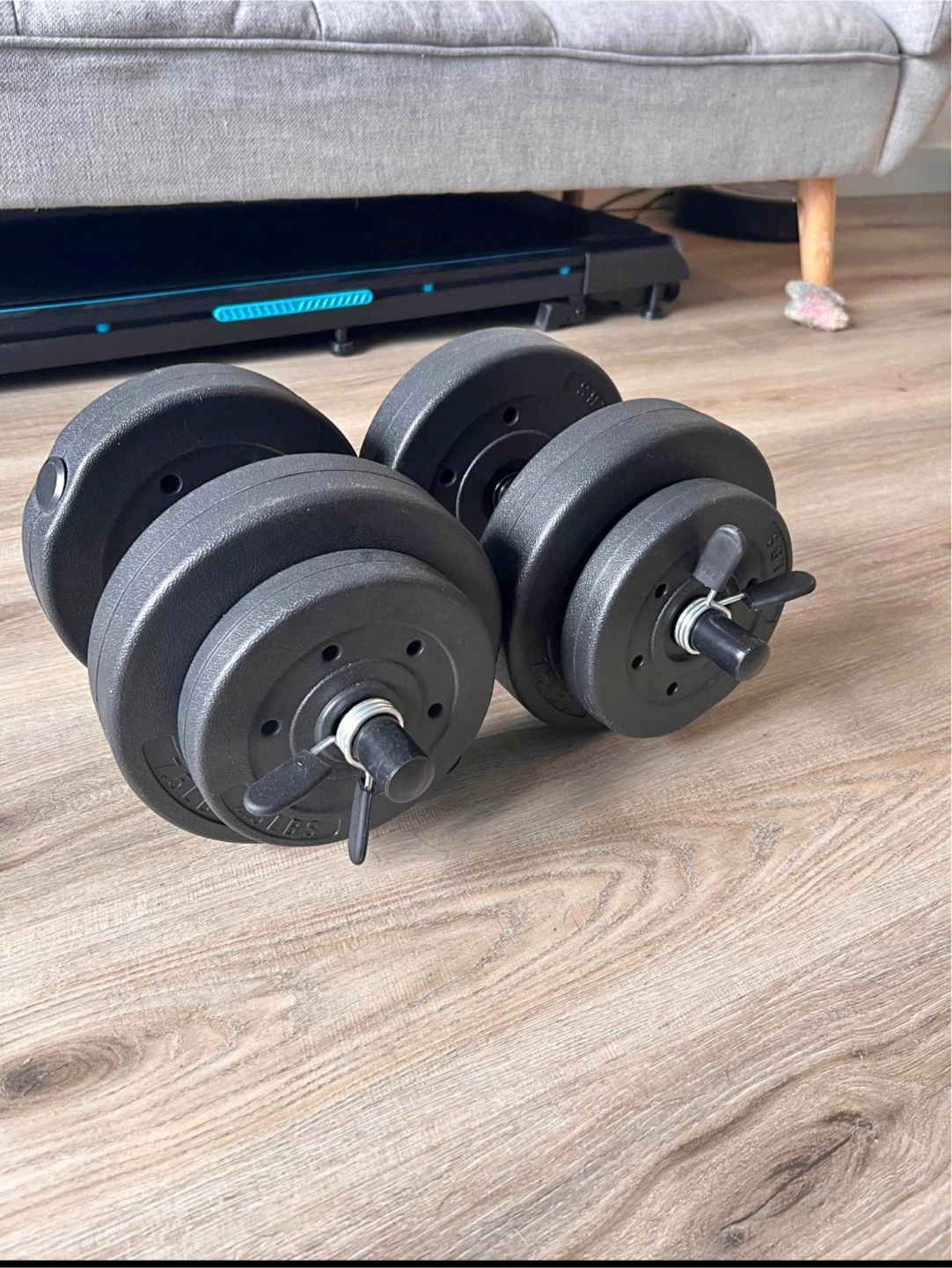 Adjustable dumbbells