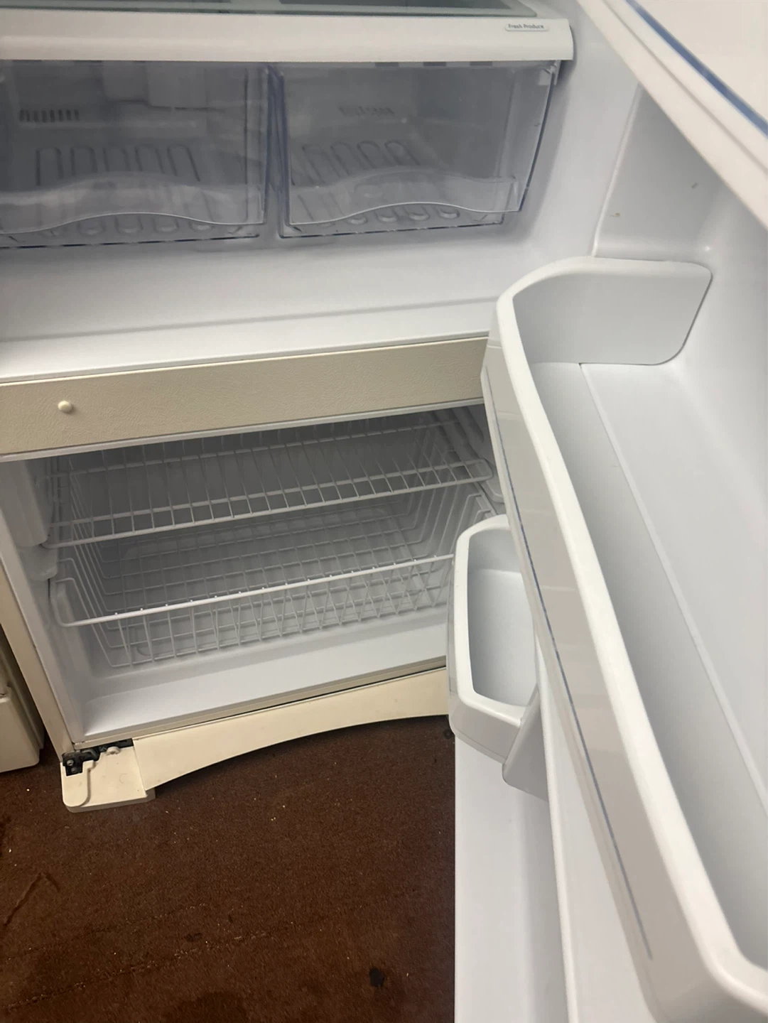 White GE Gas Range and Refrigerator Set - photo 3