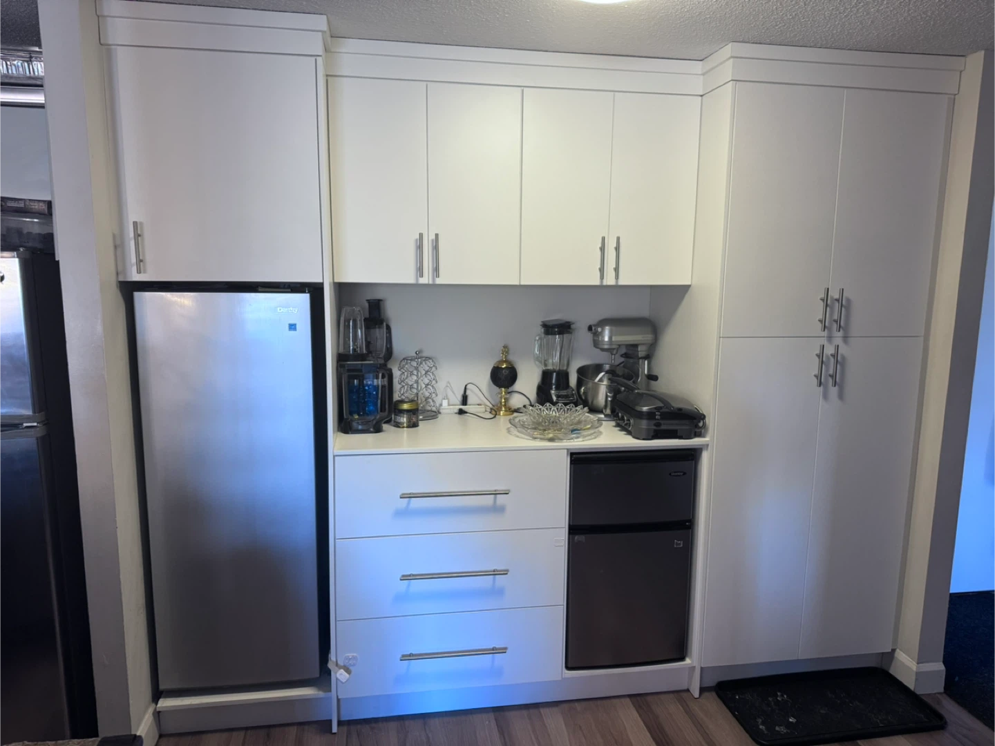 Custom Built-In White Cabinets – Modern Style