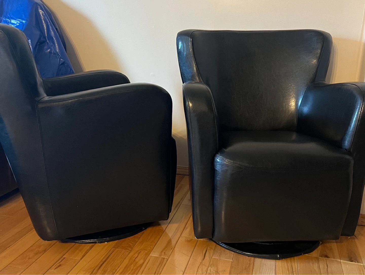 2 Wingback Swivel Recliner Chairs - photo 2