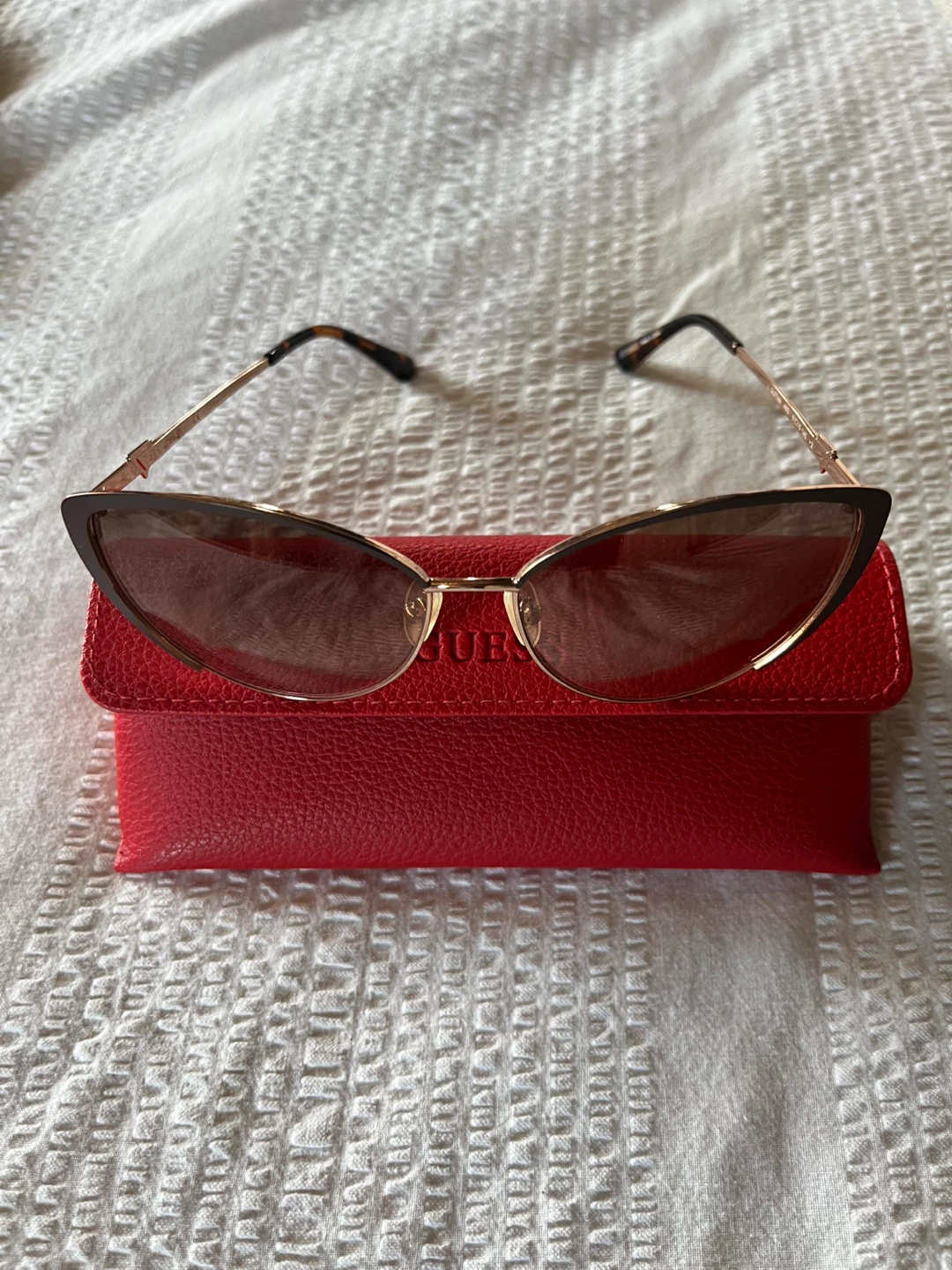 Guess Sunglasses with Red Case - photo 5