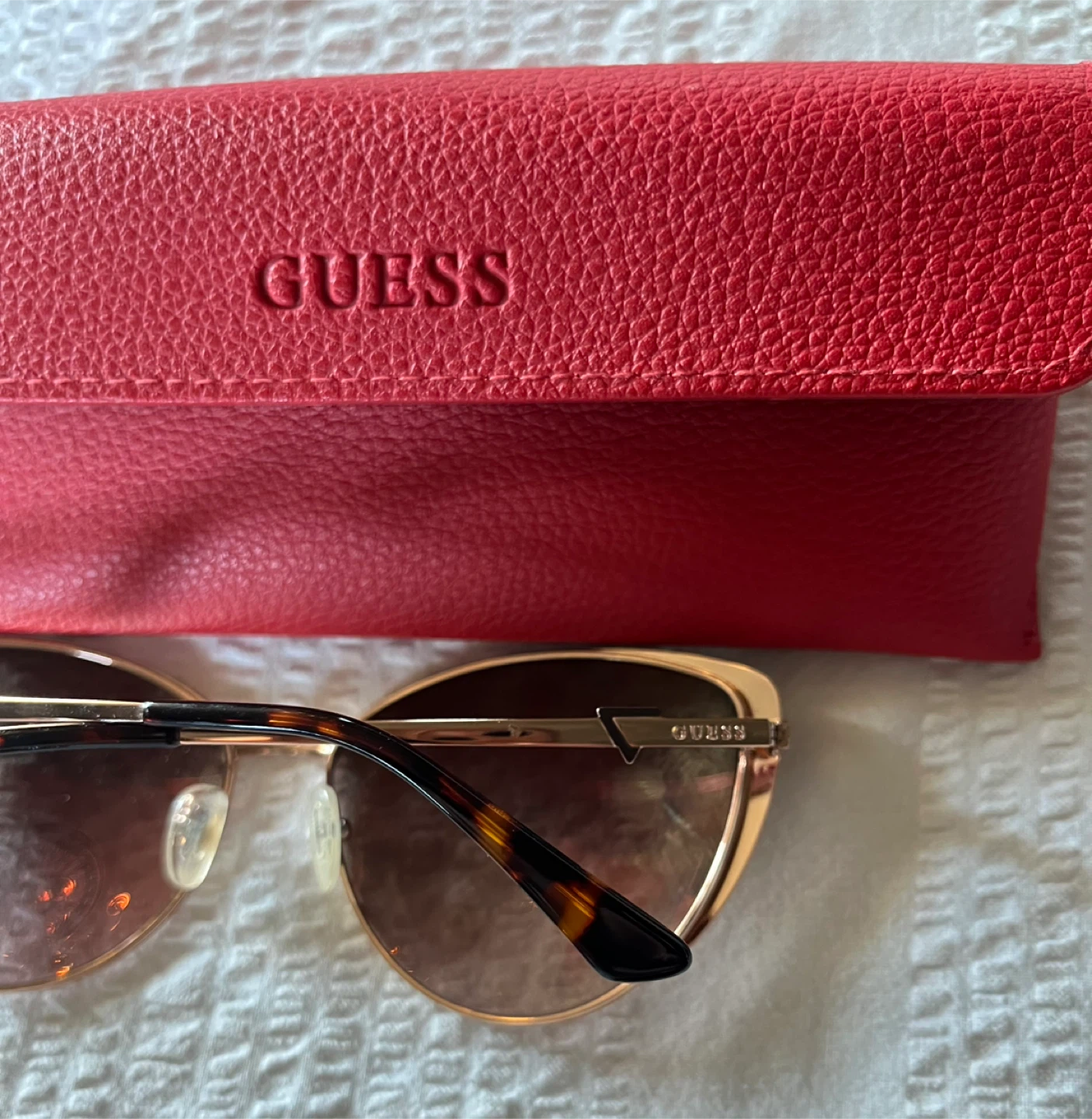 Guess Sunglasses with Red Case - photo 3