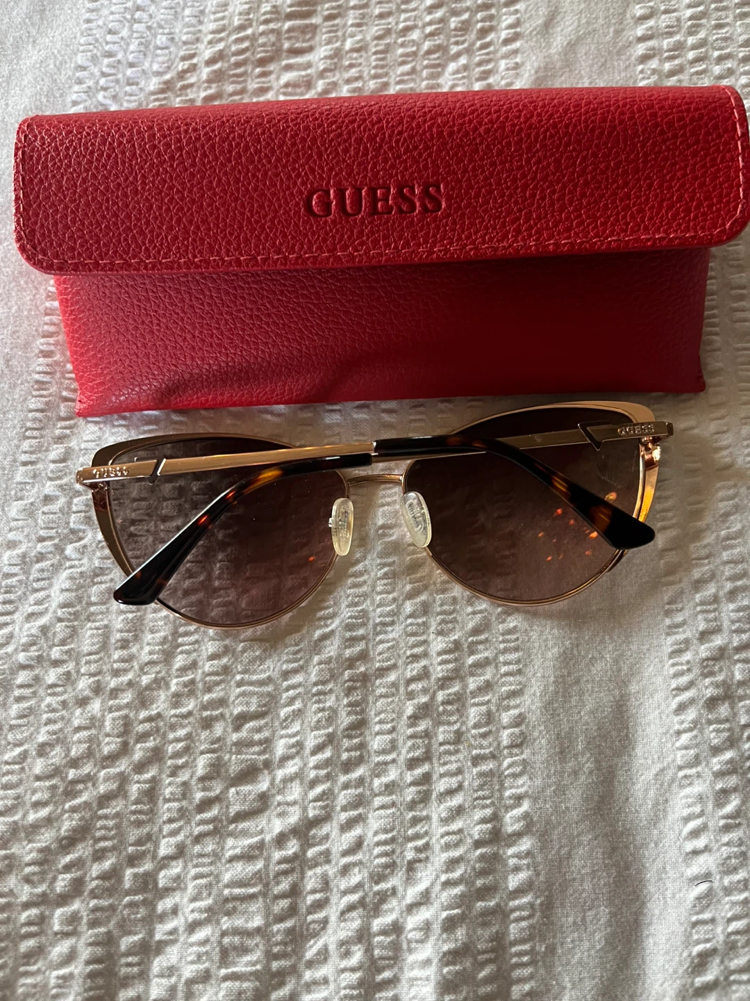 Guess Sunglasses with Red Case - photo 4