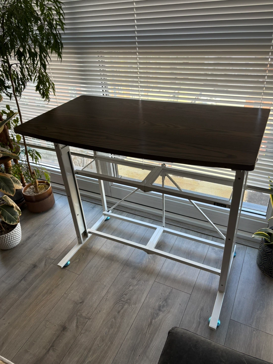 Foldable height adjustable standing desk