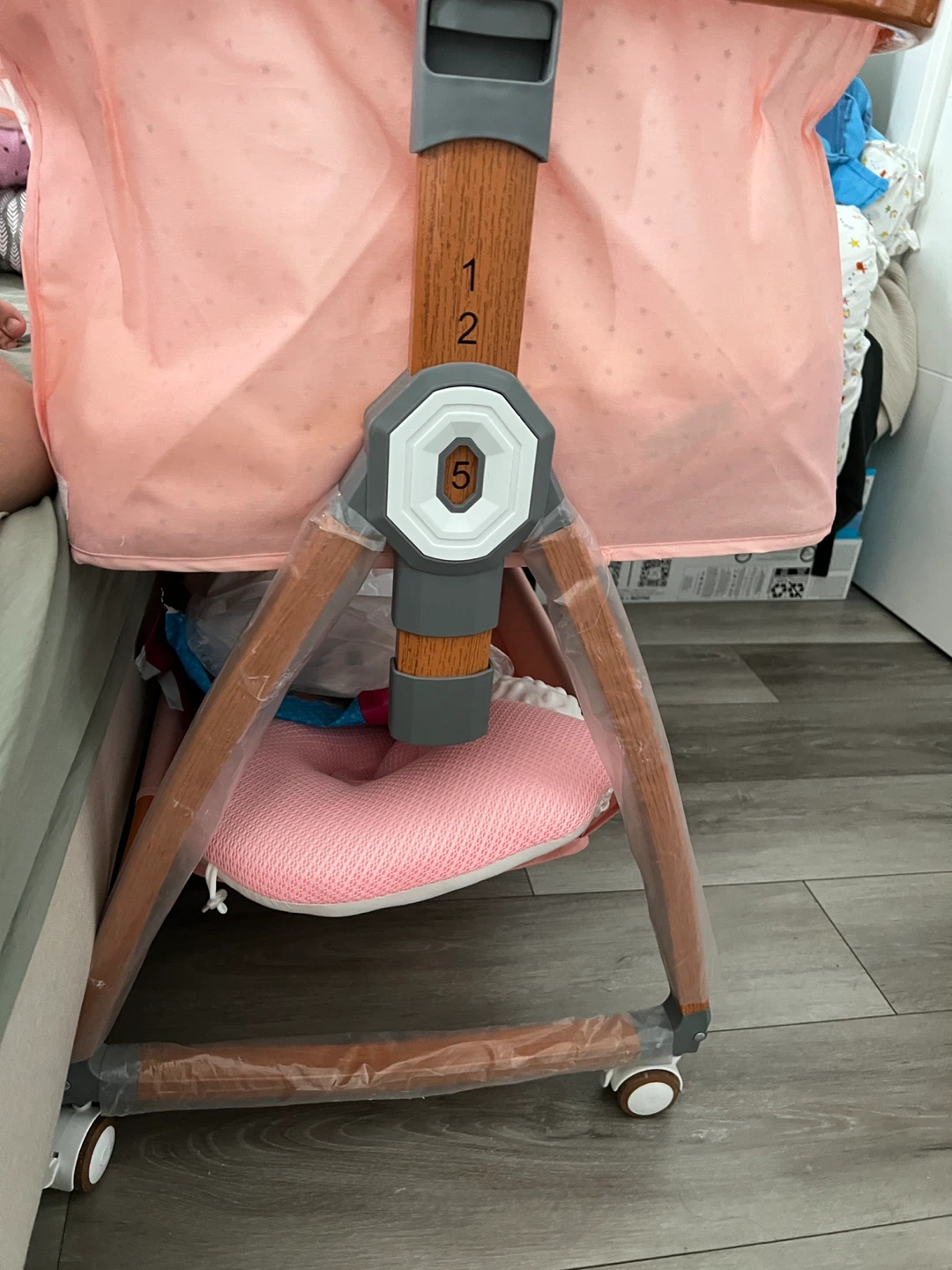 Pink Bassinet with Mosquito Net and 3 bed sheets - photo 3