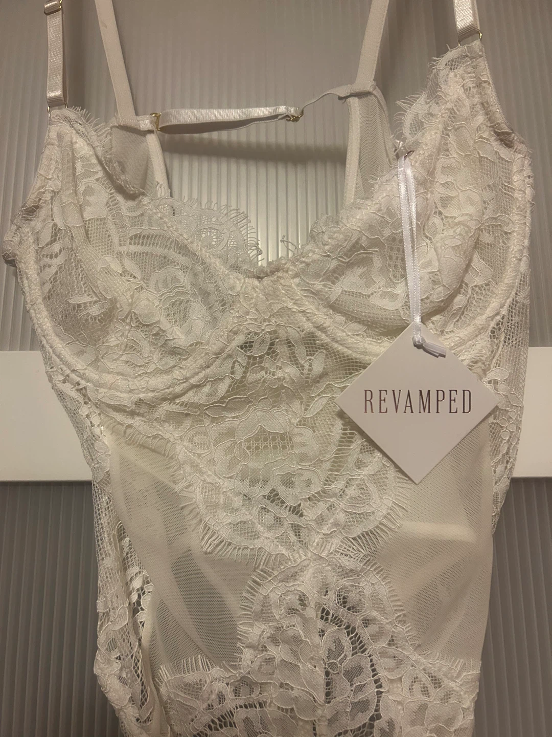 BRAND NEW WHITE LACE BODYSUIT BY REVAMPED - photo 2