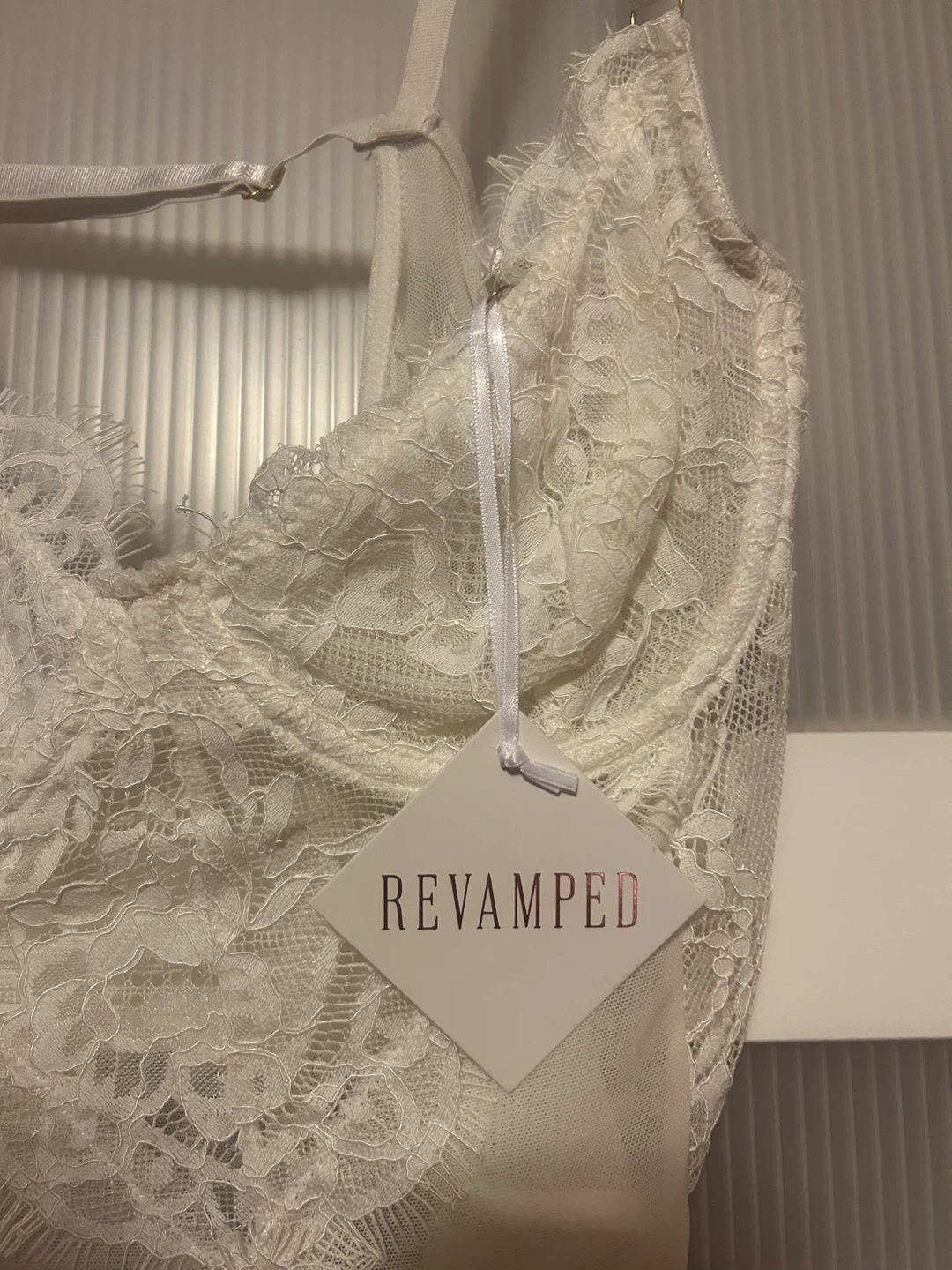 BRAND NEW WHITE LACE BODYSUIT BY REVAMPED - photo 3