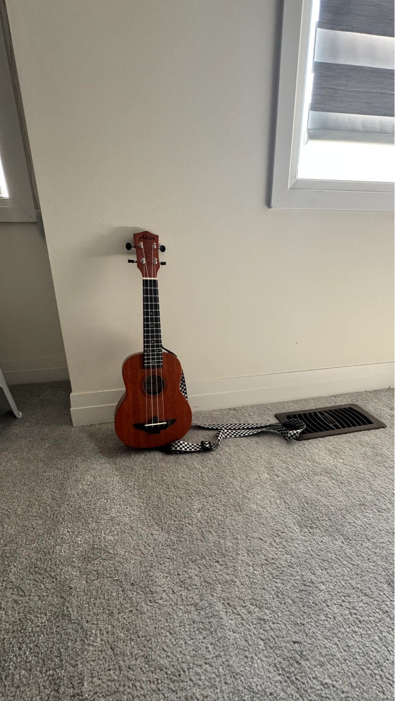 🎸 Ukulele for Sale – Great Condition! - photo 3