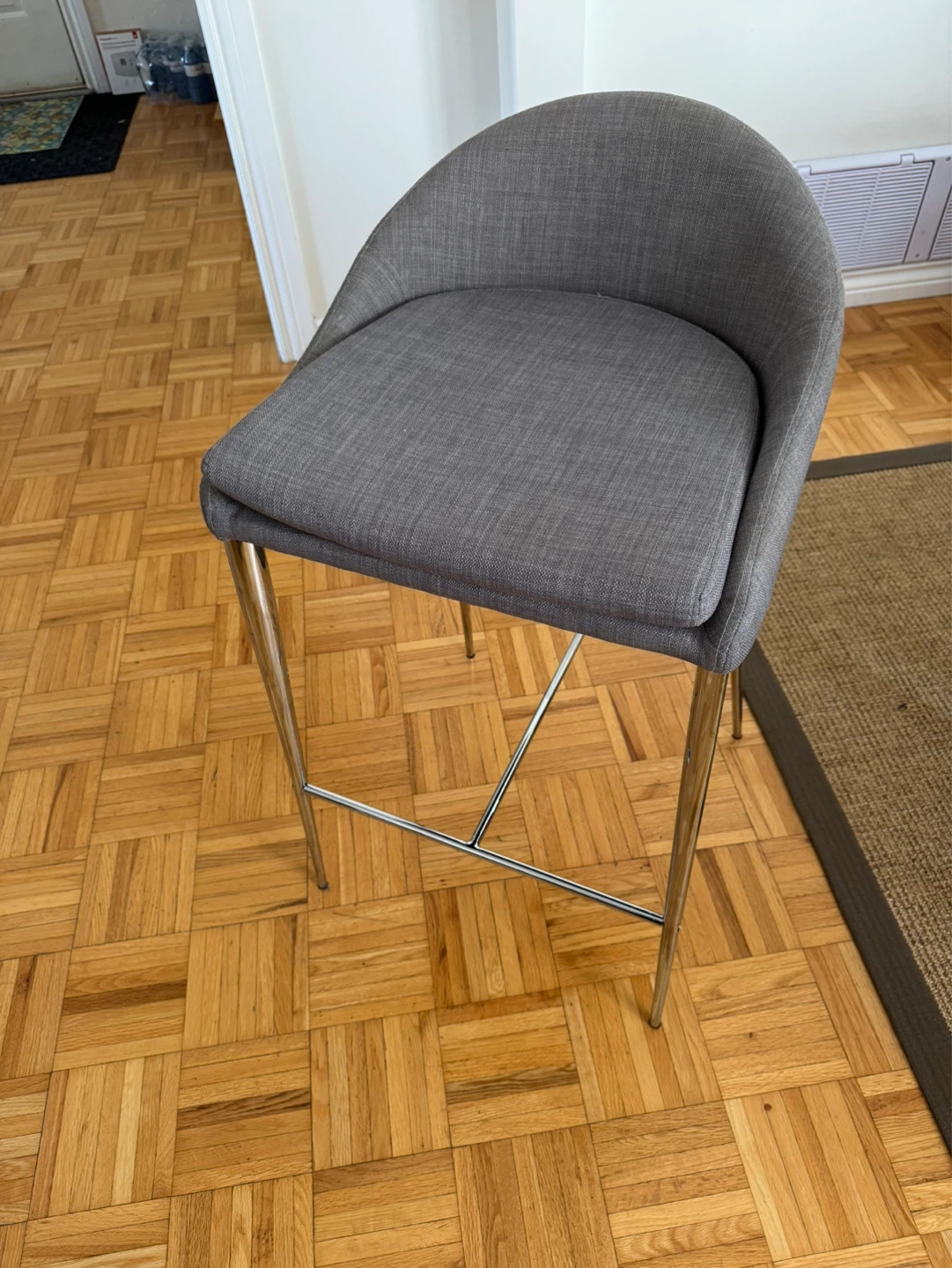 One counter heigh chair for the center kitchen Counter