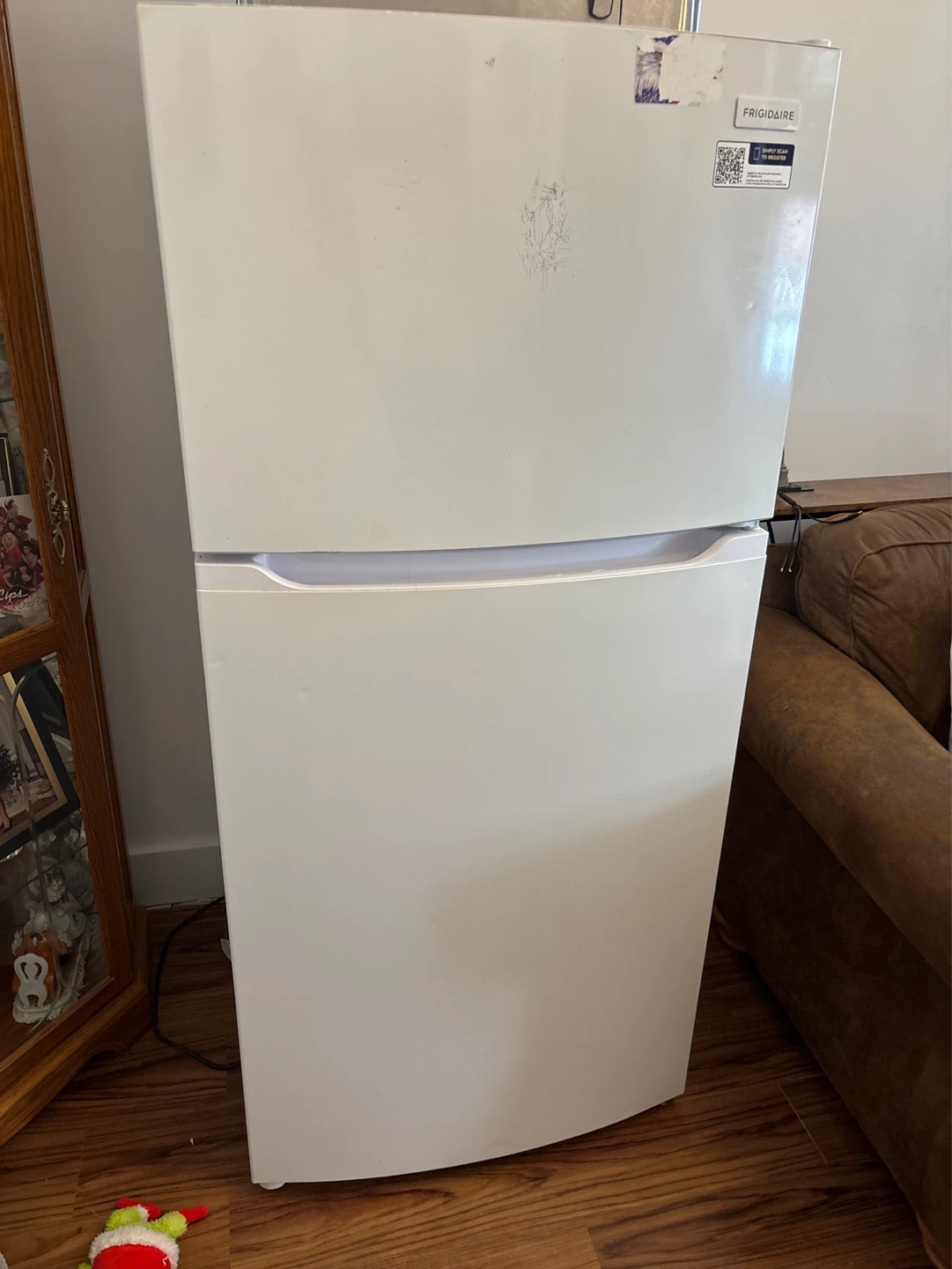 Frigidaire White Top Freezer Refrigerator - photo 2