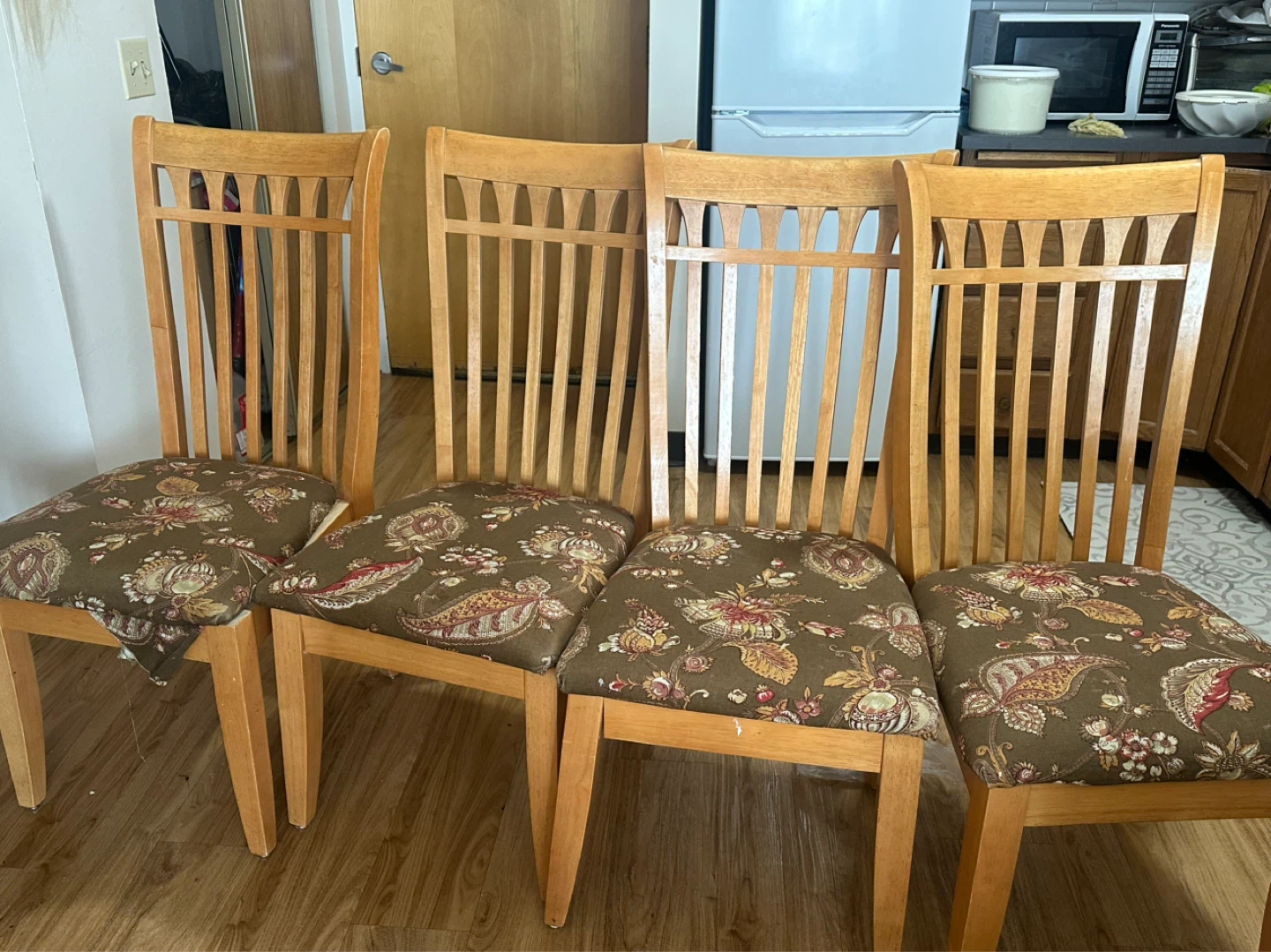 Set of 4 wooden dining chairs