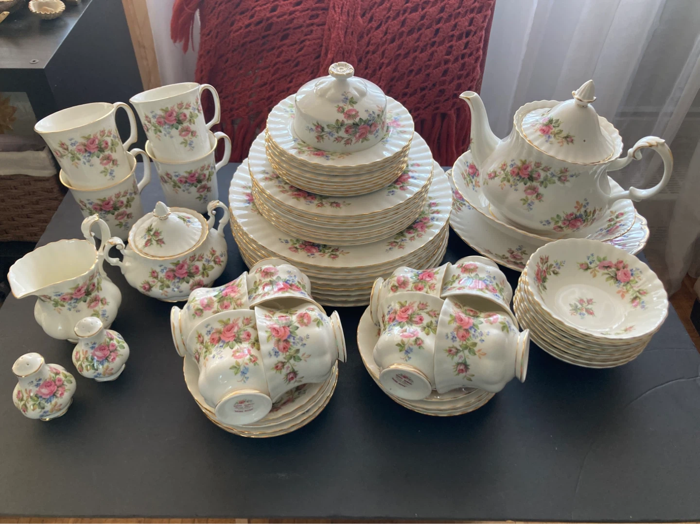 Royal Albert "Moss Roses dinner Set
