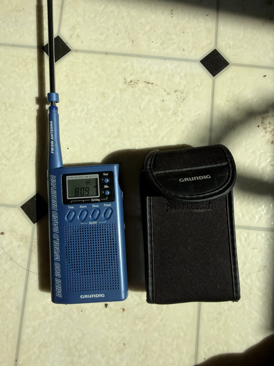 Grundig Mini 300 World Band Receiver - photo 3
