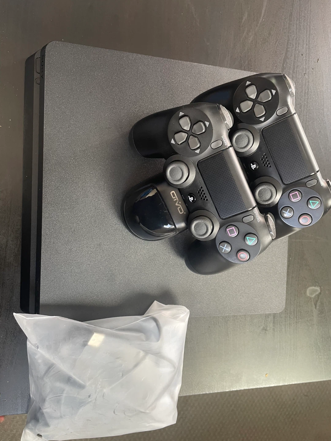 PlayStation 4 Slim 1tb, 2 Controllers and a charging dock - photo 2