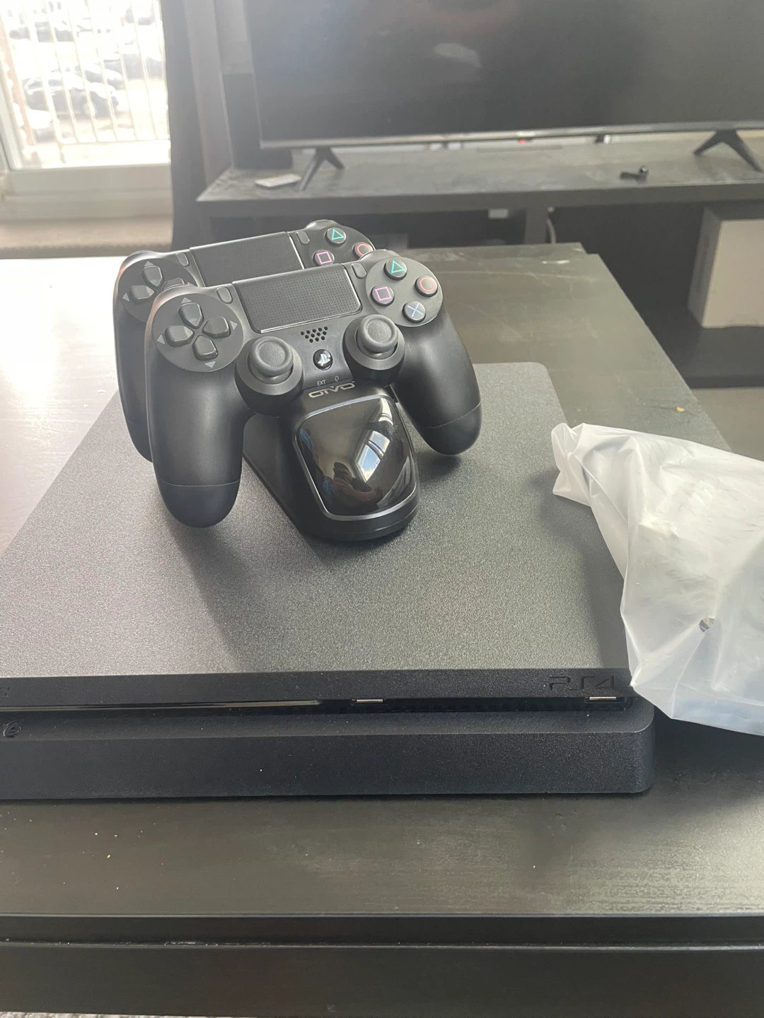 PlayStation 4 Slim 1tb, 2 Controllers and a charging dock