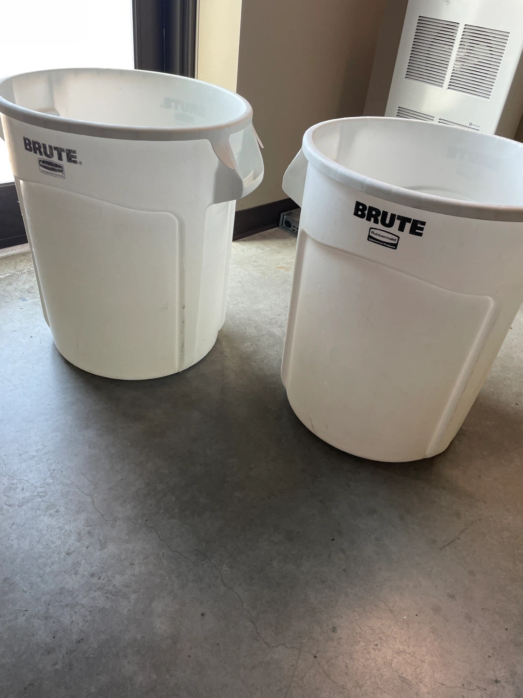 Rubbermaid Brute Trash Can 32 Gallon White