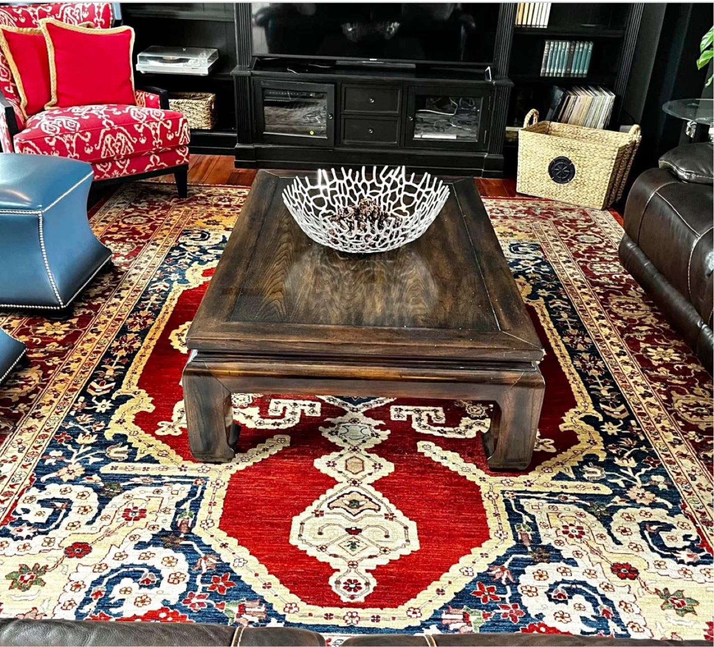 Traditional hand knotted Oriental Area Rug