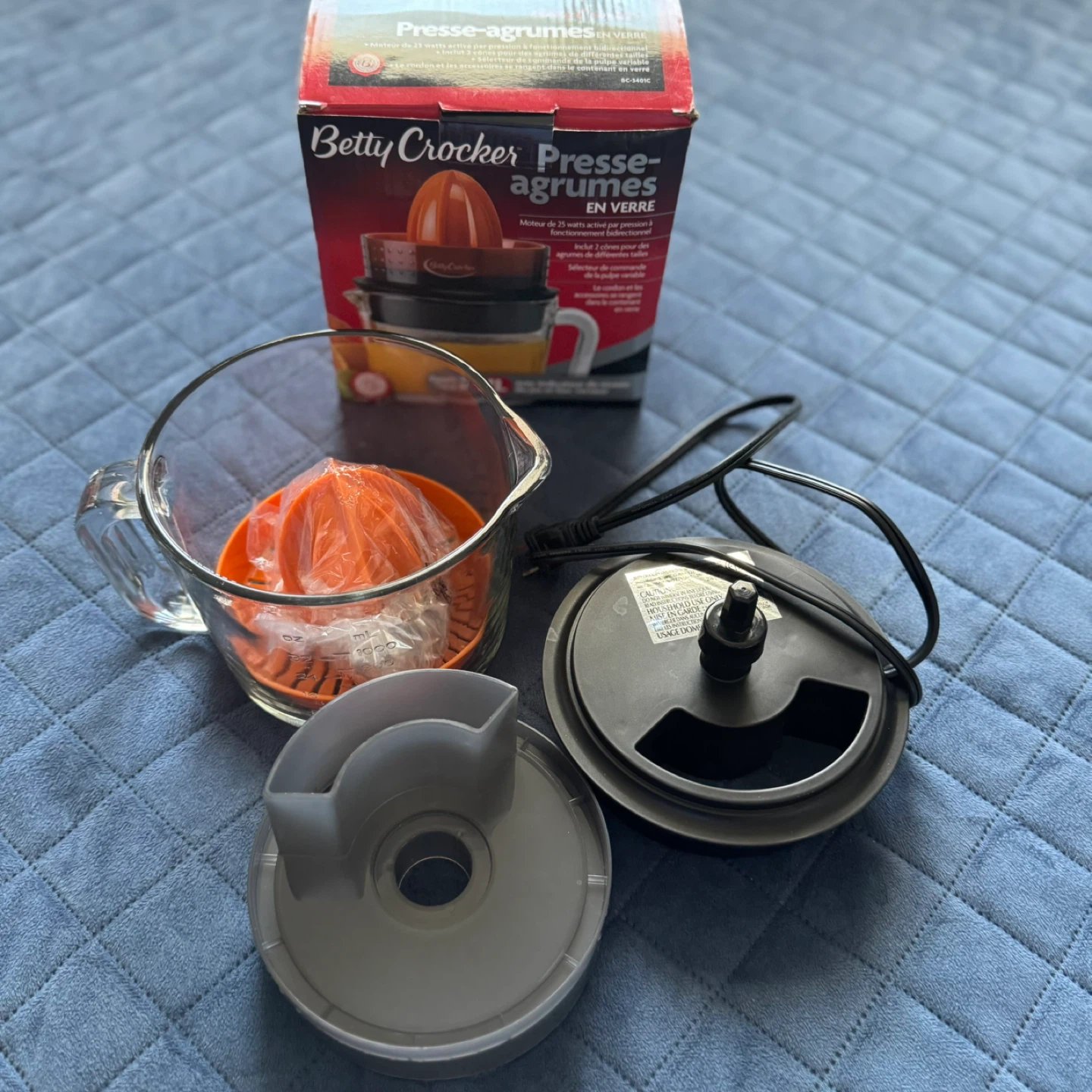 Betty Crocker Glass Citrus Juicer with 1L Pitcher EUC - photo 3