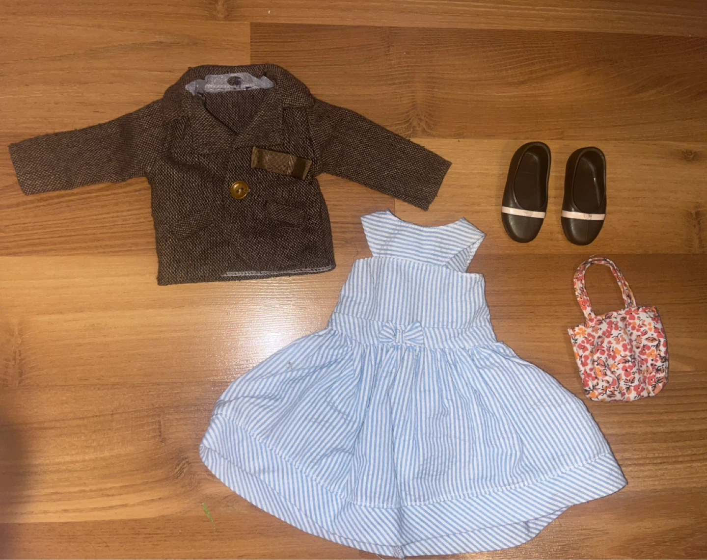 Miscellaneous 18" doll clothes and accessories in used condition - photo 2