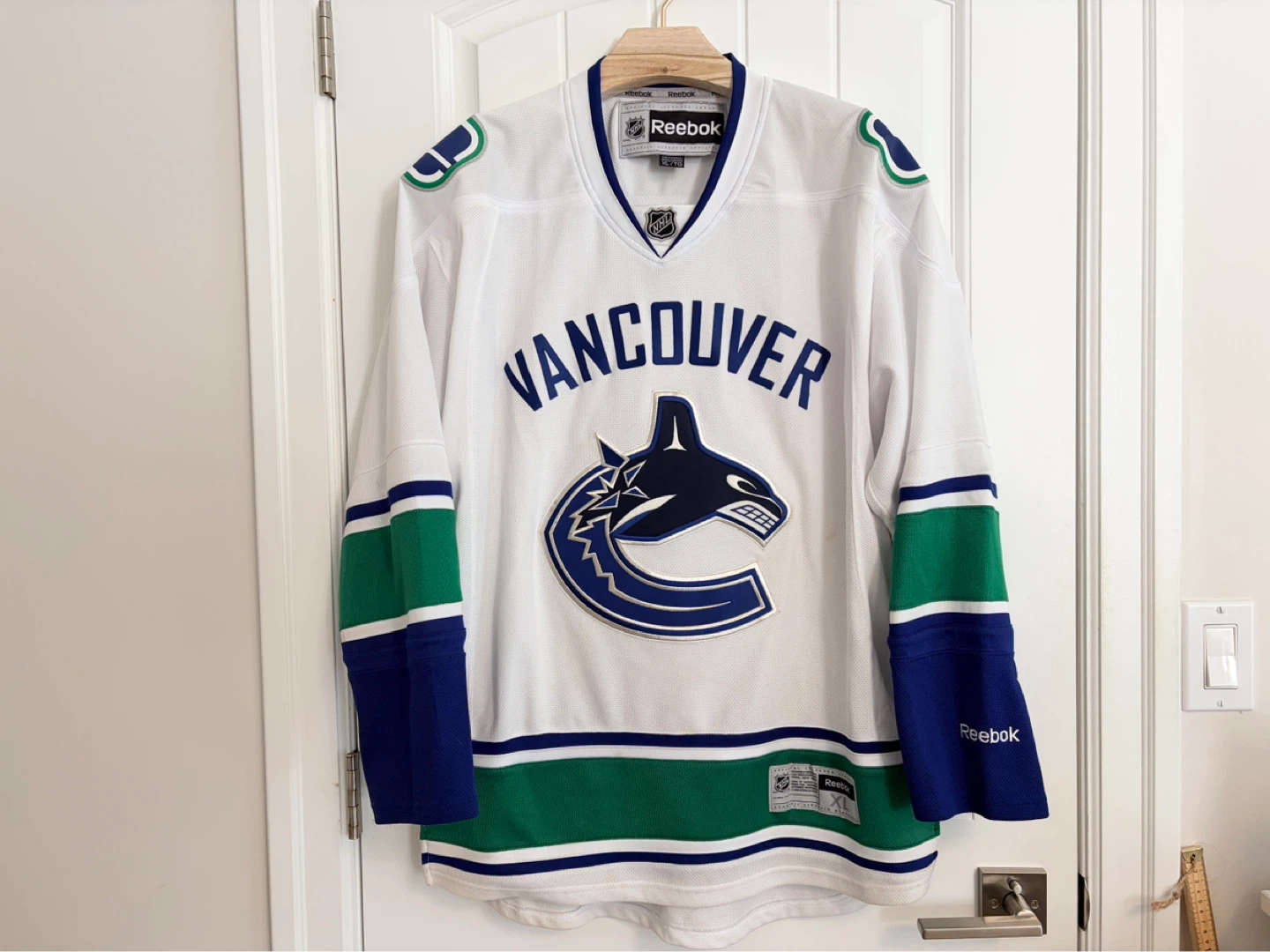 Authentic Reebok Vancouver Canucks White Orca Jersey Size XL