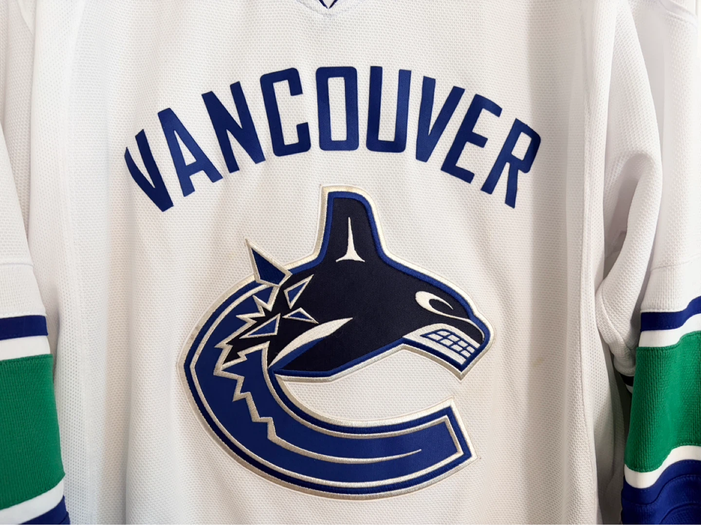 Authentic Reebok Vancouver Canucks White Orca Jersey Size XL - photo 2