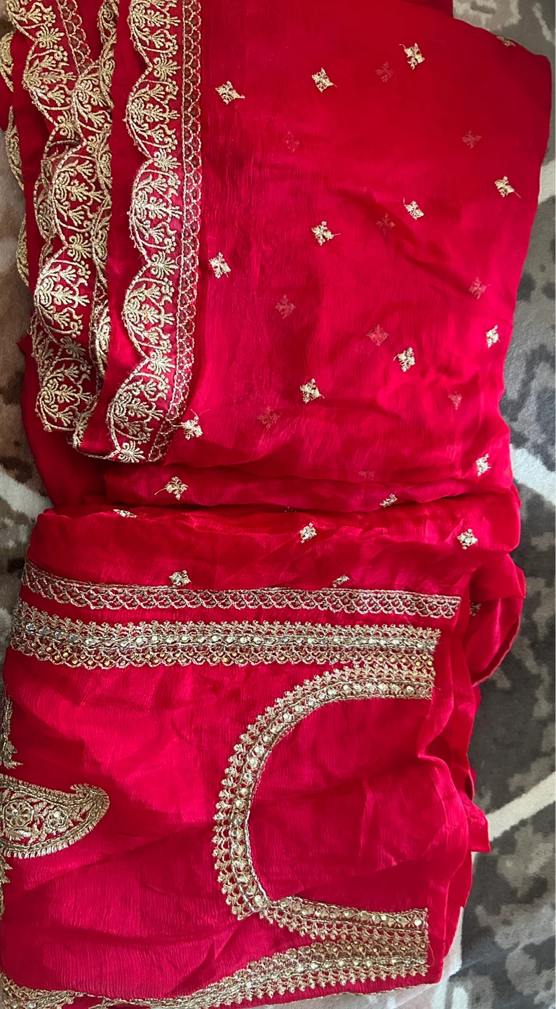 Ladies' Traditional Indian Outfit - Saree & Blouse