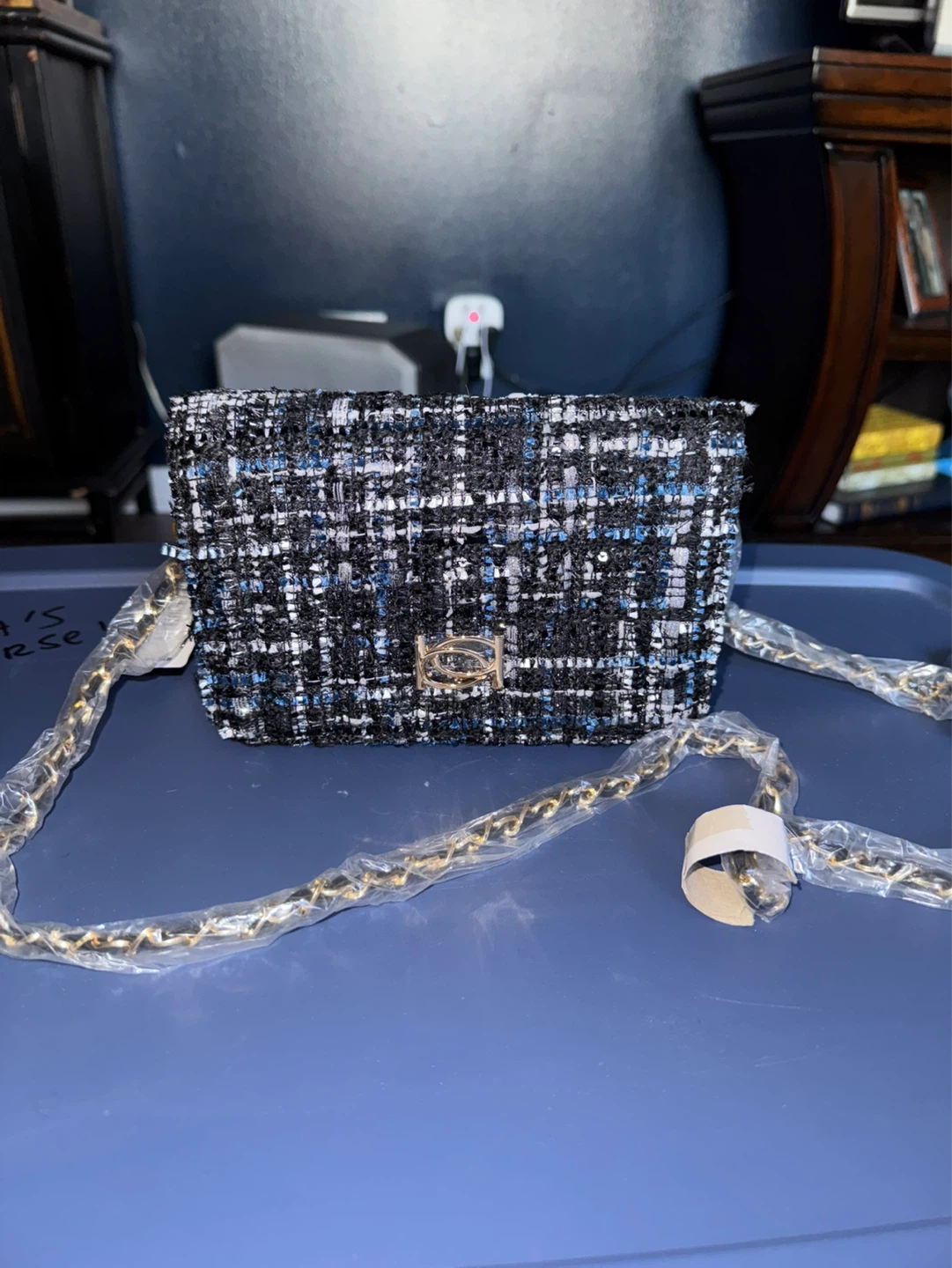 Tweed crossbody bag with gold chain strap - photo 2