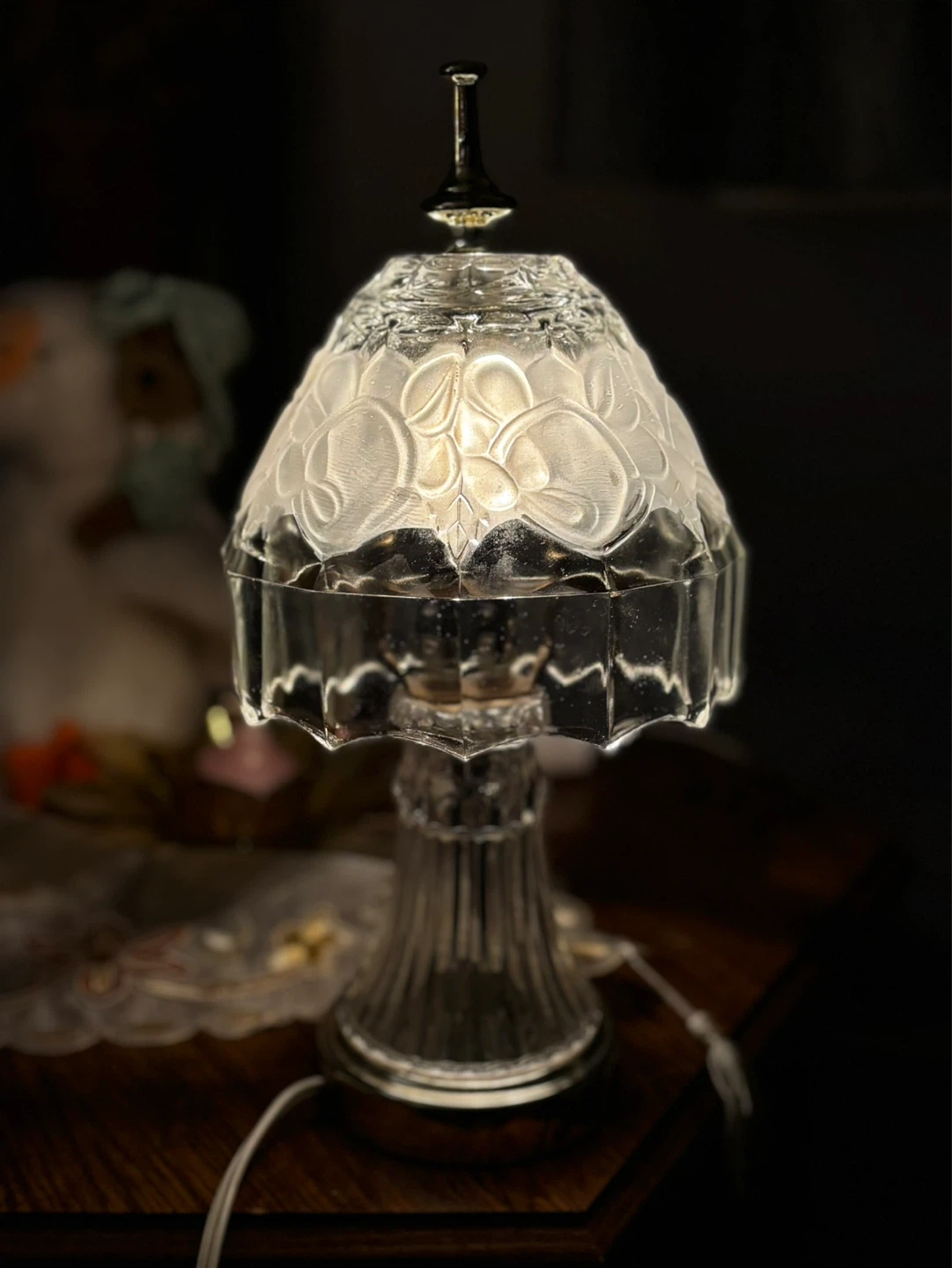 Vintage Crystal Glass Accent Lamp with Frosted Floral Shade - photo 5