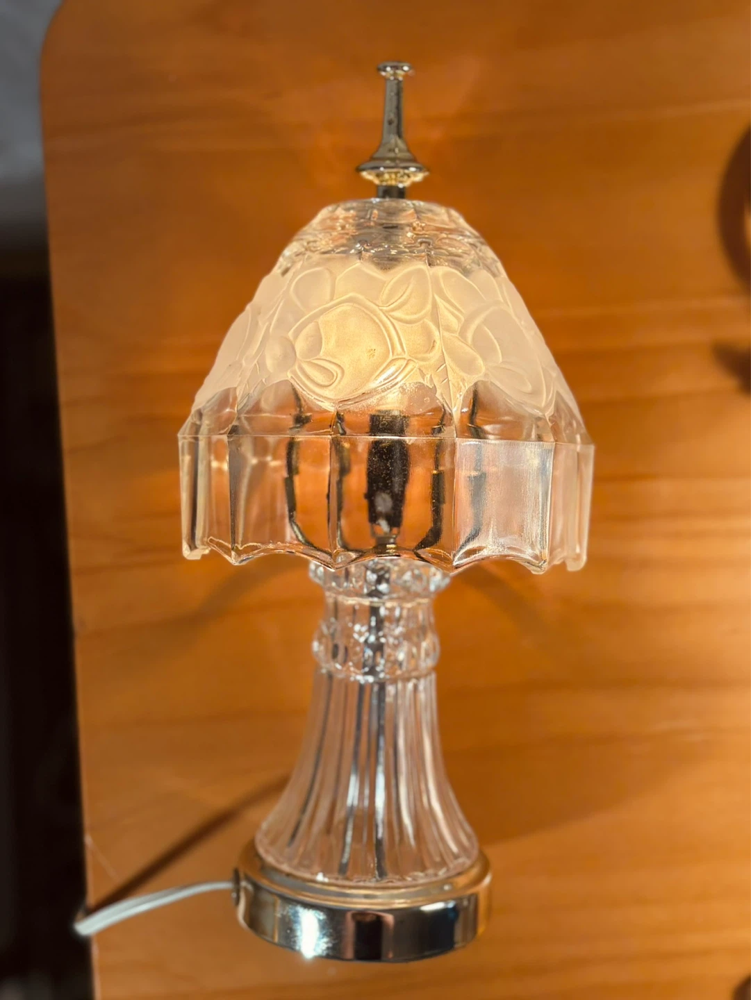 Vintage Crystal Glass Accent Lamp with Frosted Floral Shade - photo 2