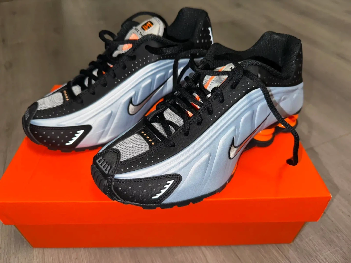Women’s Nike Blue Tint Total R4 - Size 6