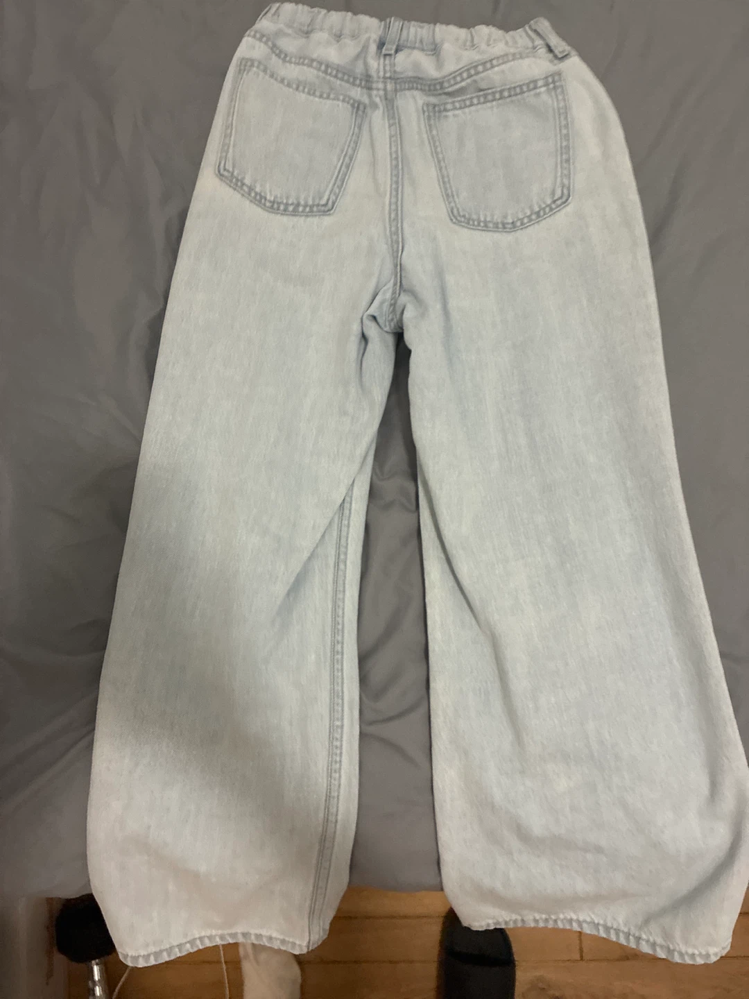 Uniqlo light wash blue jeans - photo 2