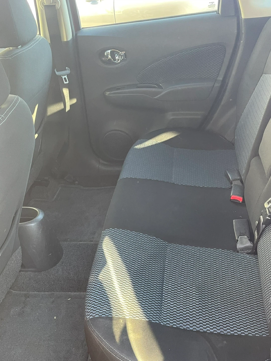 Clean title 2015 Red Nissan Versa note SL - photo 5