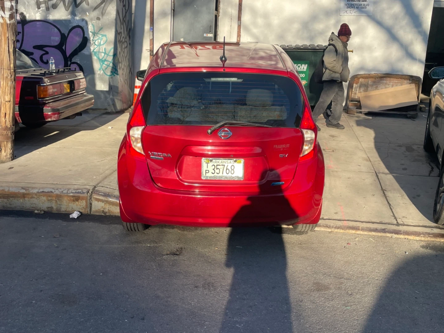 Clean title 2015 Red Nissan Versa note SL - photo 4